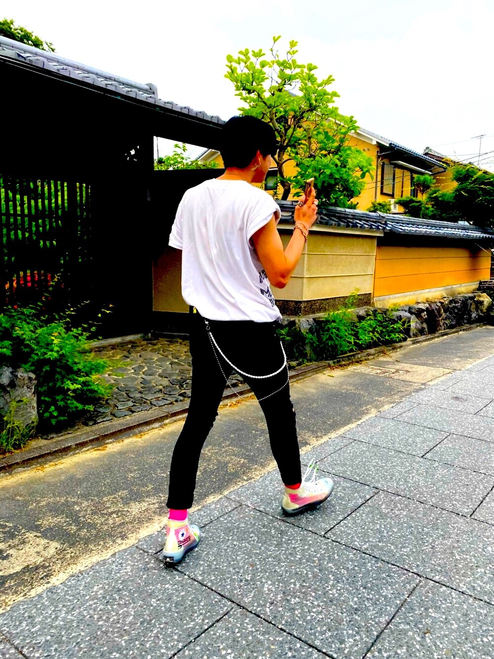 ブラック系のデニムパンツ、その他のスニーカー、その他のスニーカーを着用したメンズの夏コーディネートの1枚目の写真