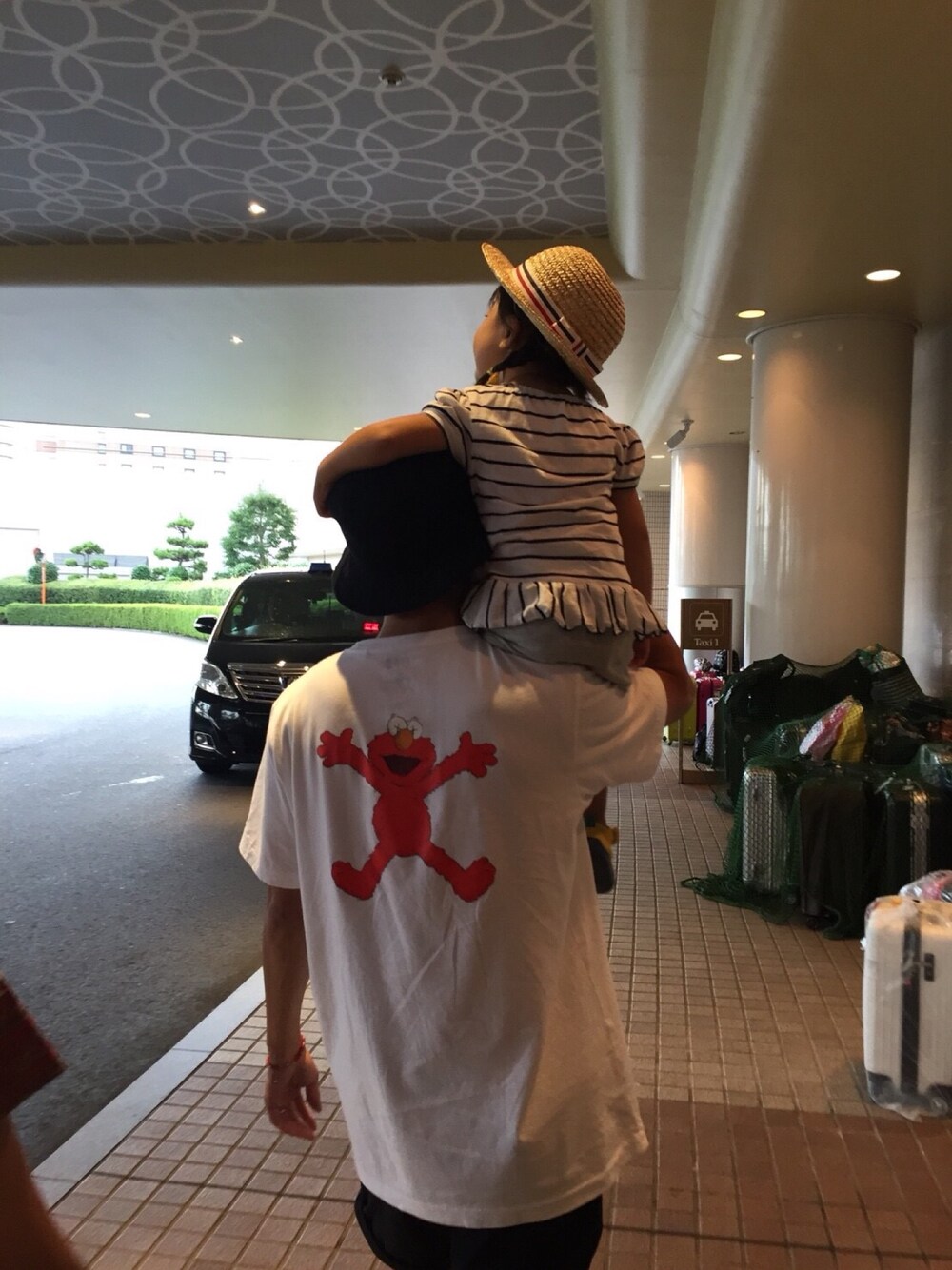 「夏コーデ、シンプル、ビッグシルエット、ストリートMIX、白Tシャツ、UNIQLO、キャラT、バケットハット、バックプリント」｜「UNIQLOのカウズ×セサミストリートグラフィックT（半袖）（Tシャツ/カットソー、ホワイト系）」を使った、Kei@SRSさん（メンズ・170cm）の夏コーディネートの1枚目の写真