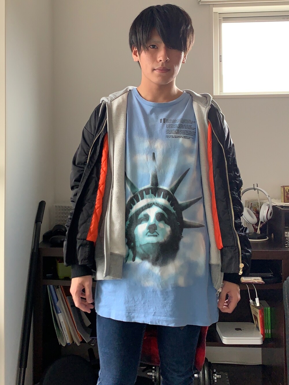 「春コーデ、おしゃれさんと繋がりたい、MA-1、ストリート、休日スタイル、大学生、off white、GU」｜「off whiteのアイテム（Tシャツ/カットソー、ブルー系）」を使った、そーさん（メンズ・170cm）の冬コーディネートの1枚目の写真