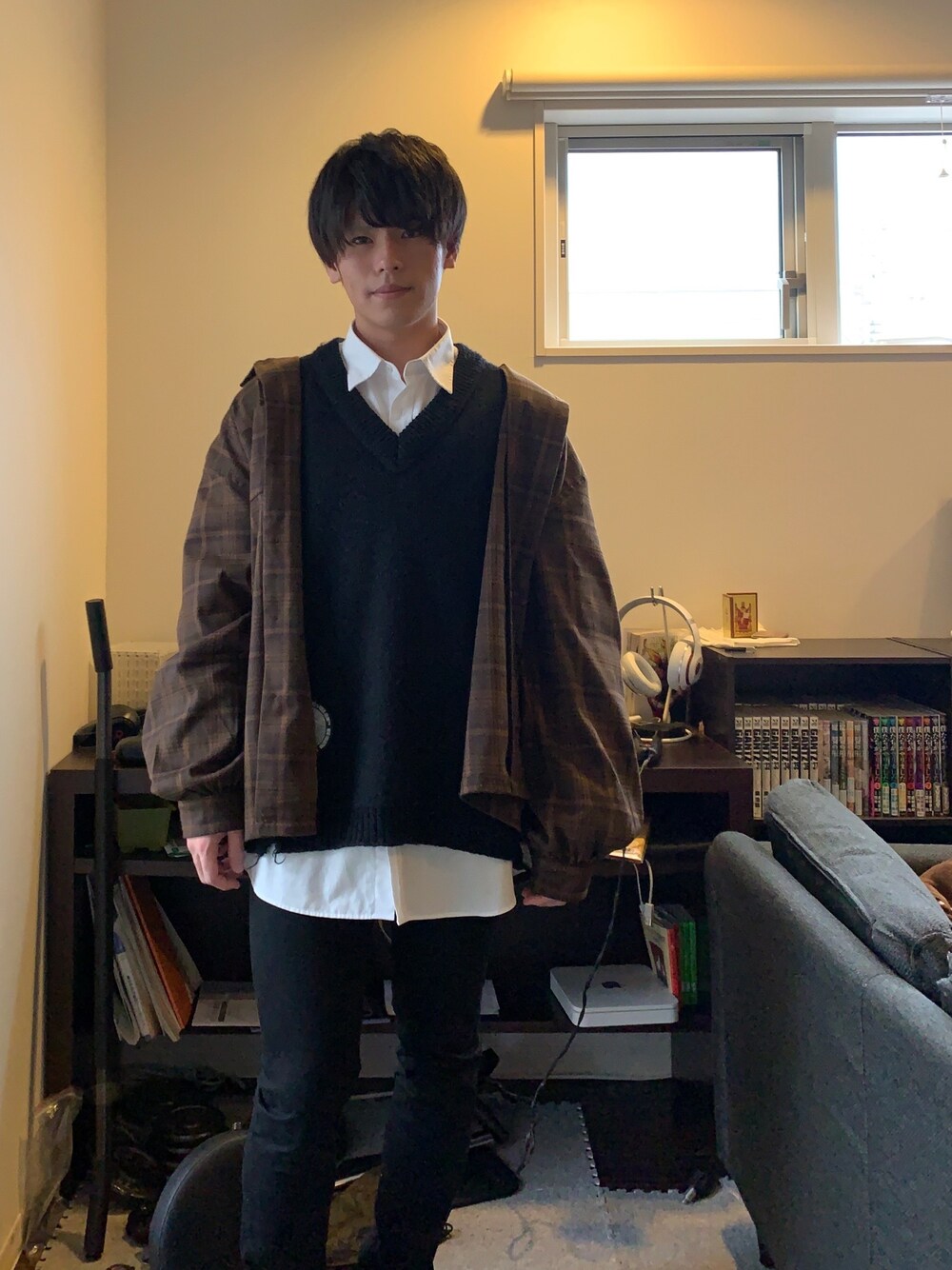 「おしゃれさんと繋がりたい、カジュアル、春コーデ、adrer、off white、チェック、Vネックニット、大学生、GUERNIKA、黒スキニー」｜「ADRERのADRERドルマンスリーブオープンカラーシャツ（シャツ/ブラウス、ブラウン系）」を使った、そーさん（メンズ・170cm）の冬コーディネートの1枚目の写真