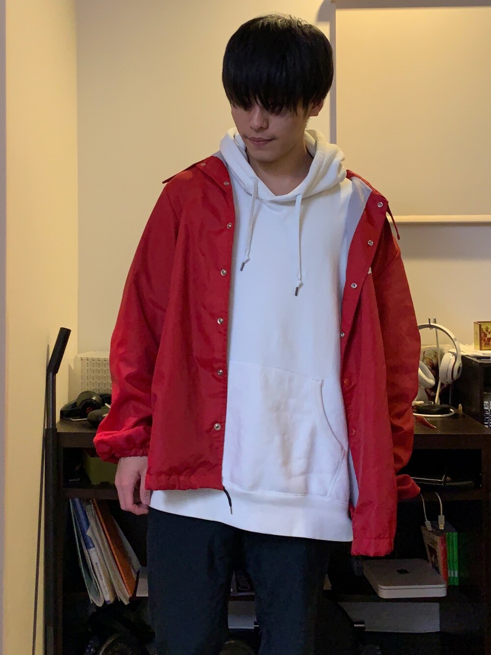 「おしゃれさんと繋がりたい、大学生、コーチジャケット、赤、ストリート、オーバーサイズ、白パーカー」｜「UNIQLOのスウェットプルパーカ（長袖）（パーカー、ホワイト系）」を使った、そーさん（メンズ・170cm）の冬コーディネートの1枚目の写真