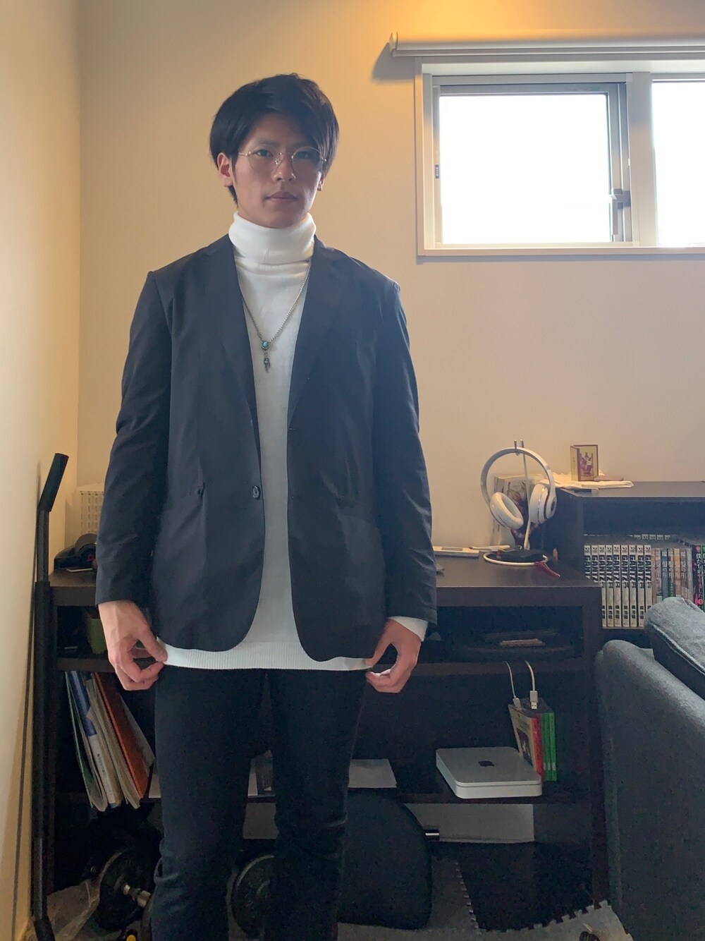 ホワイト系のニット/セーター、ブラック系のテーラードジャケット、ブラック系のパンツを着用したメンズの冬コーディネートの1枚目の写真
