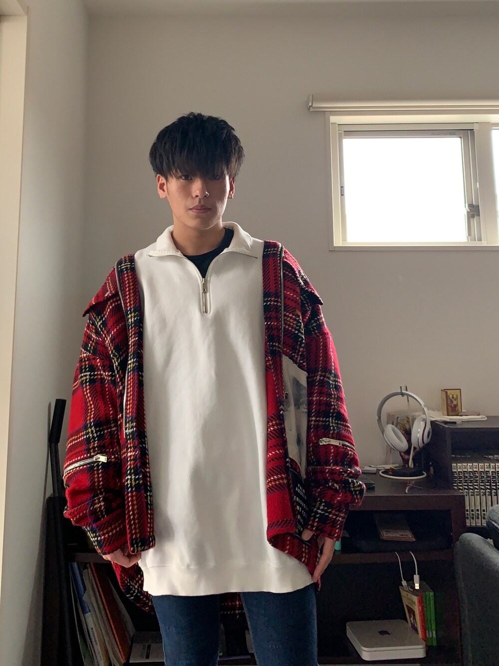 「春コーデ、オーバーサイズ、きれいめカジュアル、ハーフジップ、お洒落さんとつながりたい、大学生、PALM ANGELS、赤チェック」｜「EMMA CLOTHESのビッグシルエットハーフZIPプルオーバー 裏起毛（スウェット、ホワイト系）」を使った、そーさん（メンズ・170cm）の冬コーディネートの1枚目の写真