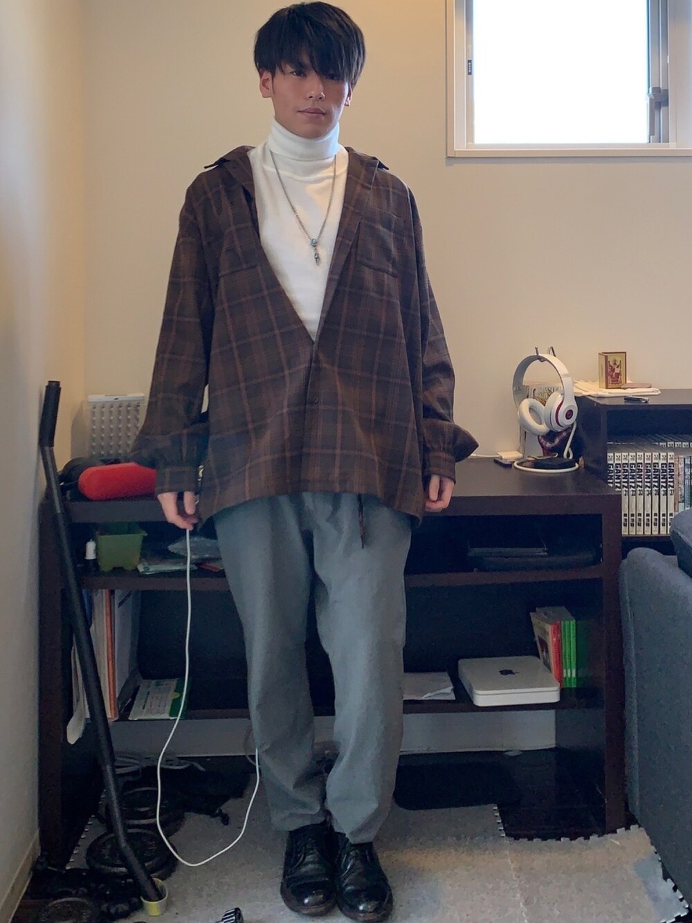 「おしゃれさんと繋がりたい、きれいめカジュアル、はるコーデ、大学生、adrer、タートルネック、チェックシャツ」｜「REGALのREGAL(リーガル) メンズ ビジネスシューズ 810R AL（ドレスシューズ、ブラック系）」を使った、そーさん（メンズ・170cm）の春コーディネートの1枚目の写真