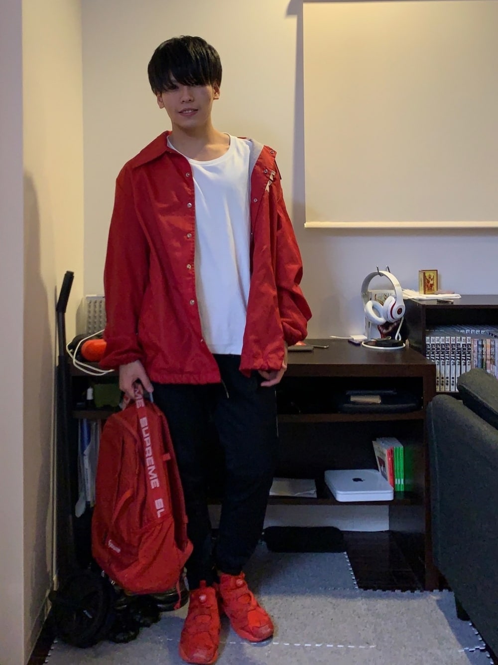 「おしゃれさんと繋がりたい、赤、リーボックラブ、コーチジャケット、ポンプフューリー、supreme、ストリート、大学生、白Tシャツ、オーバーサイズ」｜「UNIQLOのMEN ソフトタッチクルーネックT（長袖）（Tシャツ/カットソー、ホワイト系）」を使った、そーさん（メンズ・170cm）の春コーディネートの1枚目の写真