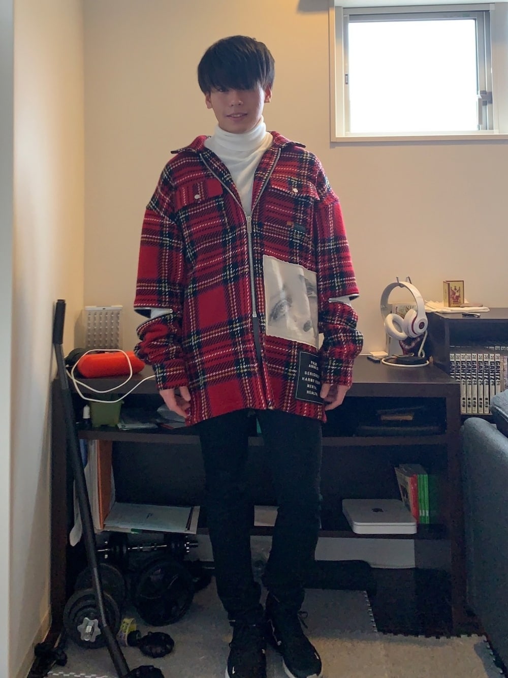 「おしゃれさんと繋がりたい、春コーデ、大学生、タートルネック、黒スキニー、スニーカー、PALM ANGELS、NIKE、エアマックス、きれいめカジュアル」｜「WESTSEAの【WEB限定】カシミヤタッチ タートルネックニットセーター（ニット/セーター、ホワイト系）」を使った、そーさん（メンズ・170cm）の春コーディネートの1枚目の写真