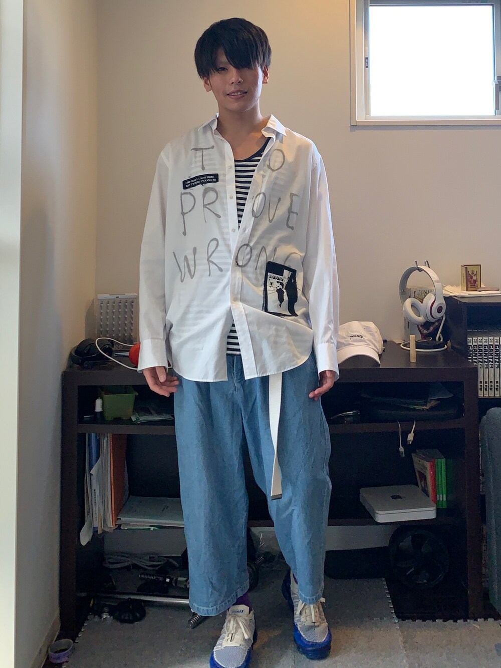 ブラック系のTシャツ/カットソー、ホワイト系のシャツ/ブラウス、ブルー系のデニムパンツを着用したメンズの春コーディネートの1枚目の写真