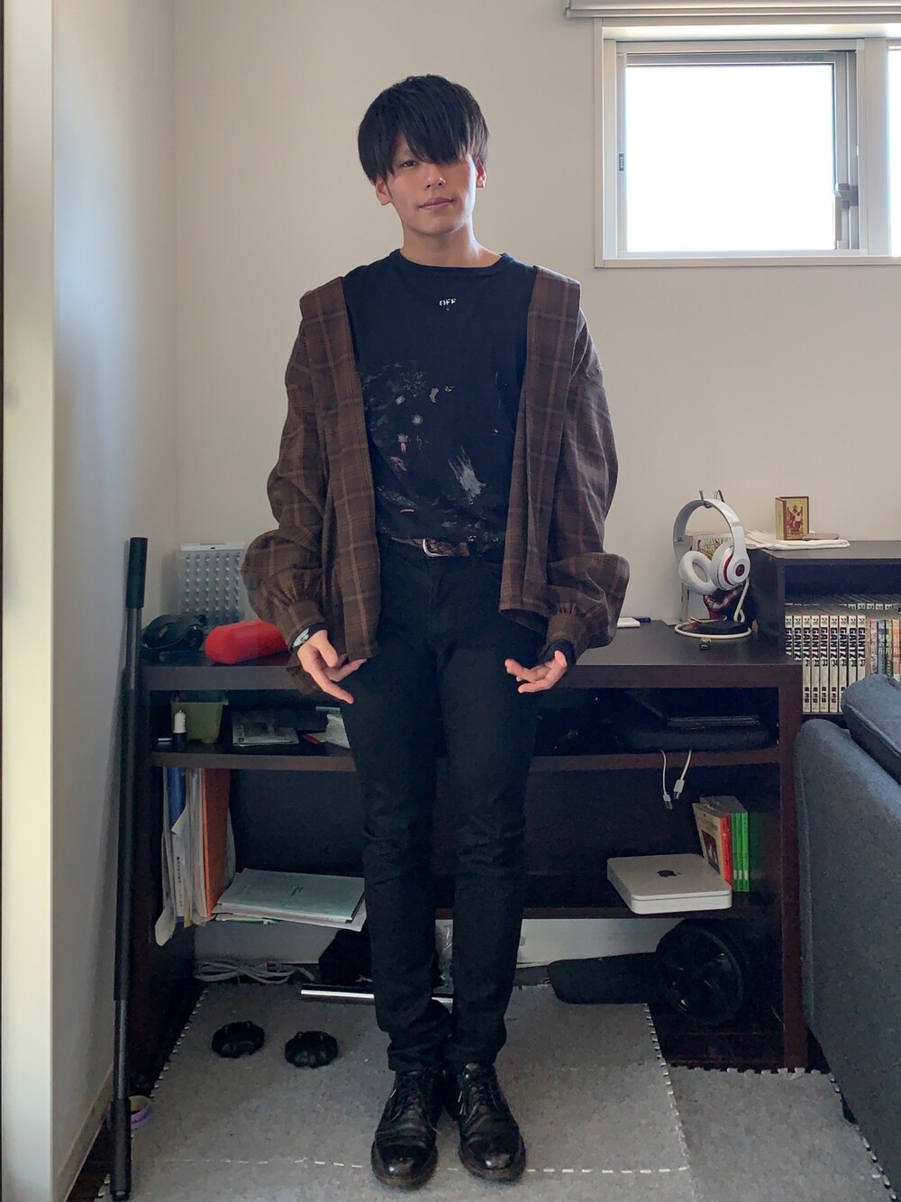 「おしゃれさんと繋がりたい、春コーデ、オトナカジュアル、大学生、タックイン、チェックシャツ、黒スキニー、off white、adrer、GU」｜「ADRERのADRERドルマンスリーブオープンカラーシャツ（シャツ/ブラウス、ブラウン系）」を使った、そーさん（メンズ・170cm）の春コーディネートの1枚目の写真