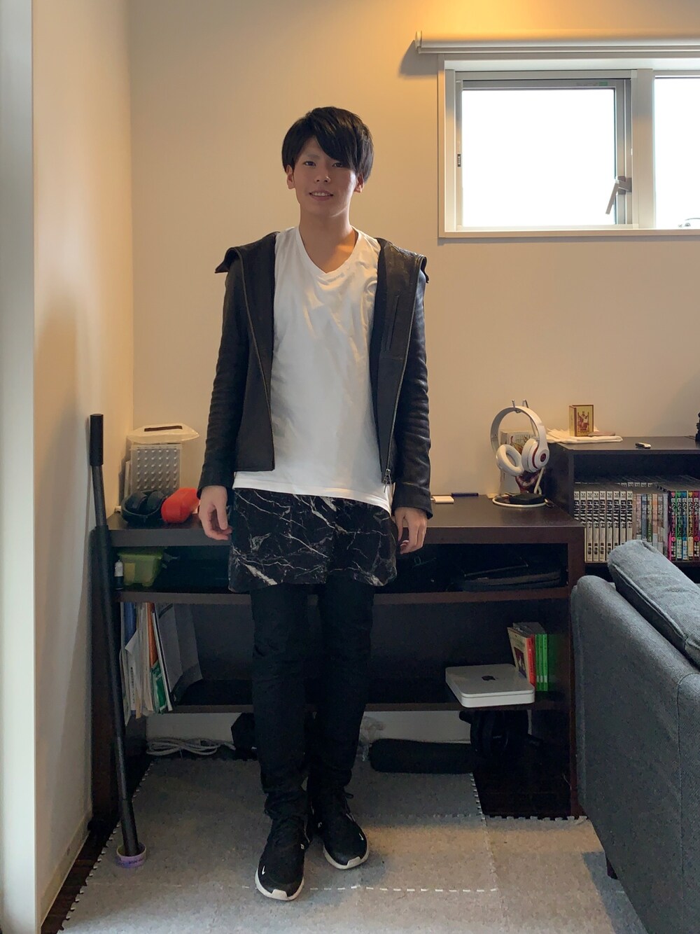 「おしゃれさんと繋がりたい、ストリート、春コーデ、大学生、レイヤードスタイル、レザージャケット、DOMENICO+SAVIO、mnml、NIKE、エアマックス」｜「mnmlのアイテム（タンクトップ、ブラック系）」を使った、そーさん（メンズ・170cm）の春コーディネートの1枚目の写真