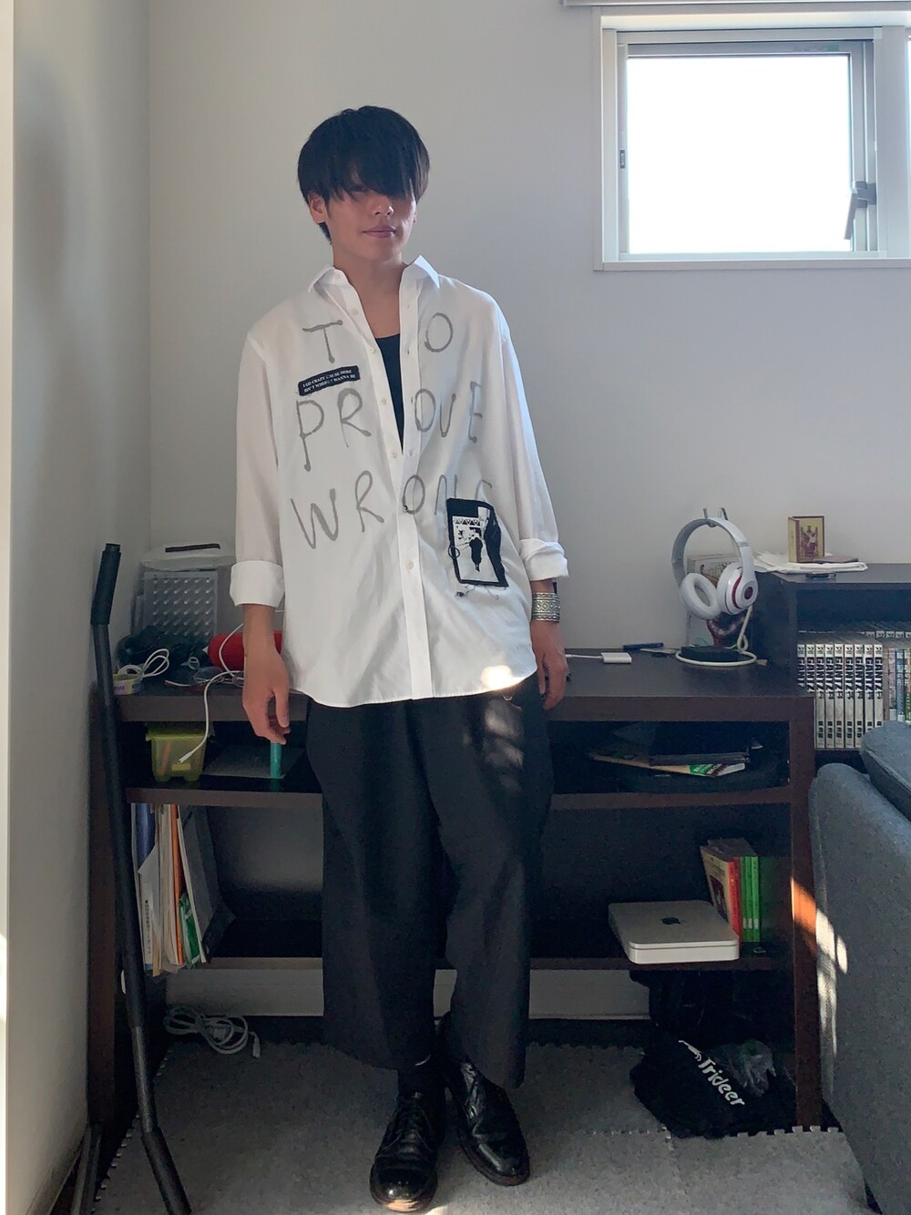 ブラック系のスラックス、ホワイト系のシャツ/ブラウス、シルバー系のバングル/リストバンドを着用したメンズの春コーディネートの1枚目の写真