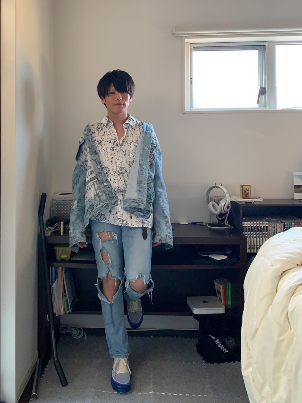 「おしゃれさんと繋がりたい、おうちファッション、部屋撮り、春コーデ、デニムオンデニム、大学生、デニムジャケット、ダメージデニムパンツ、guess、NIKE」｜「GuessのOVERSIZED DENIM JACKET（デニムジャケット、ブルー系）」を使った、そーさん（メンズ・170cm）の春コーディネートの1枚目の写真