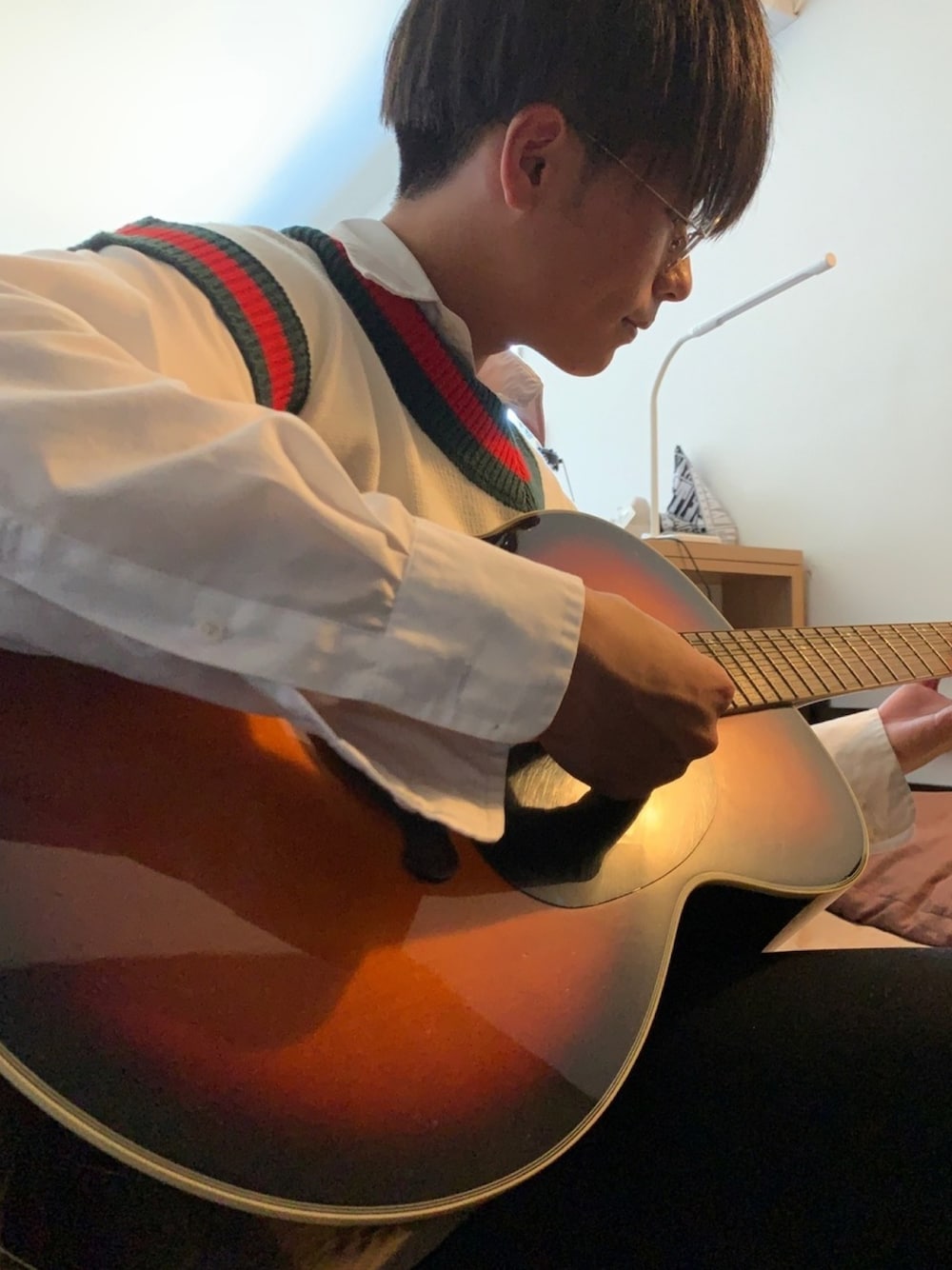 「おしゃれさんと繋がりたい、おうちファッション、部屋撮り、はるコーデ、きれいめカジュアル、大学生、BASQUEmagenta、GUERNIKA、黒スキニー、チルデンニット」｜「GUの（GU）スキニーパンツ（パンツ、ブラック系）」を使った、そーさん（メンズ・170cm）の春コーディネートの1枚目の写真