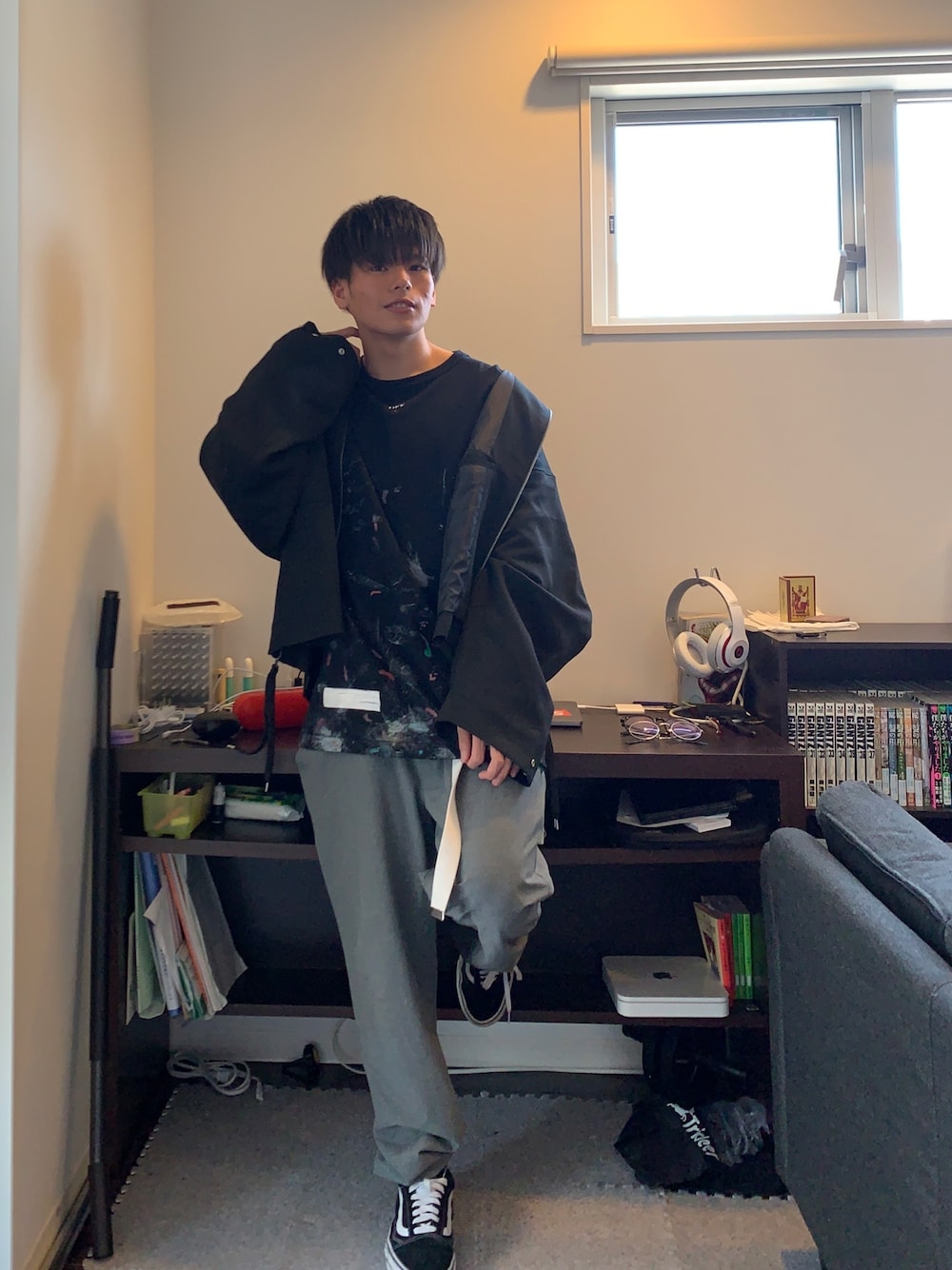 「おうちファッション、春コーデ、大学生、ストリート、オーバーサイズ、off white、act'm、ブルゾン、ジョガーパンツ、ガチャベルト」｜「act'mのact'm 袖ボリューム ビッグシルエット TR CPOワイドショートブルゾン-2020 act'm SPRING NEW ITEM-（ブルゾン、ブラック系）」を使った、そーさん（メンズ・170cm）の春コーディネートの1枚目の写真
