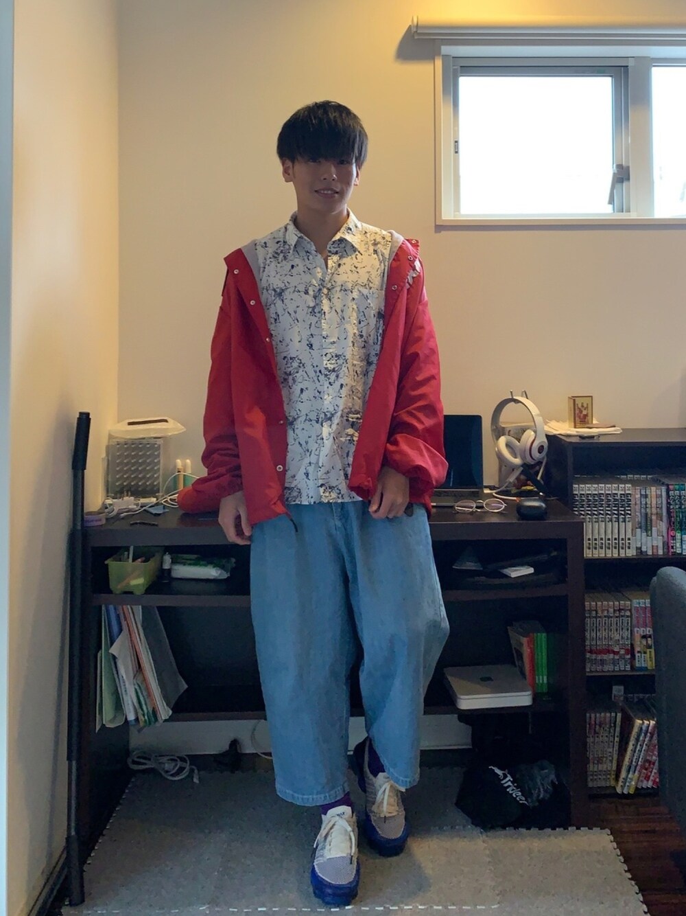 「おしゃれさんと繋がりたい、おうちファッション、部屋撮り、大学生、ストリート、ワイドデニム、コーチジャケット、RAGEBLUE、NIKE、vapormax」｜「RAGEBLUEのアイテム（シャツ/ブラウス、ホワイト系）」を使った、そーさん（メンズ・170cm）の春コーディネートの1枚目の写真