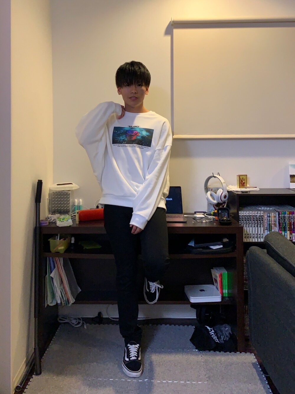 ホワイト系のスウェット、ブラック系のパンツ、ブラック系のスニーカーを着用したメンズの春コーディネートの1枚目の写真