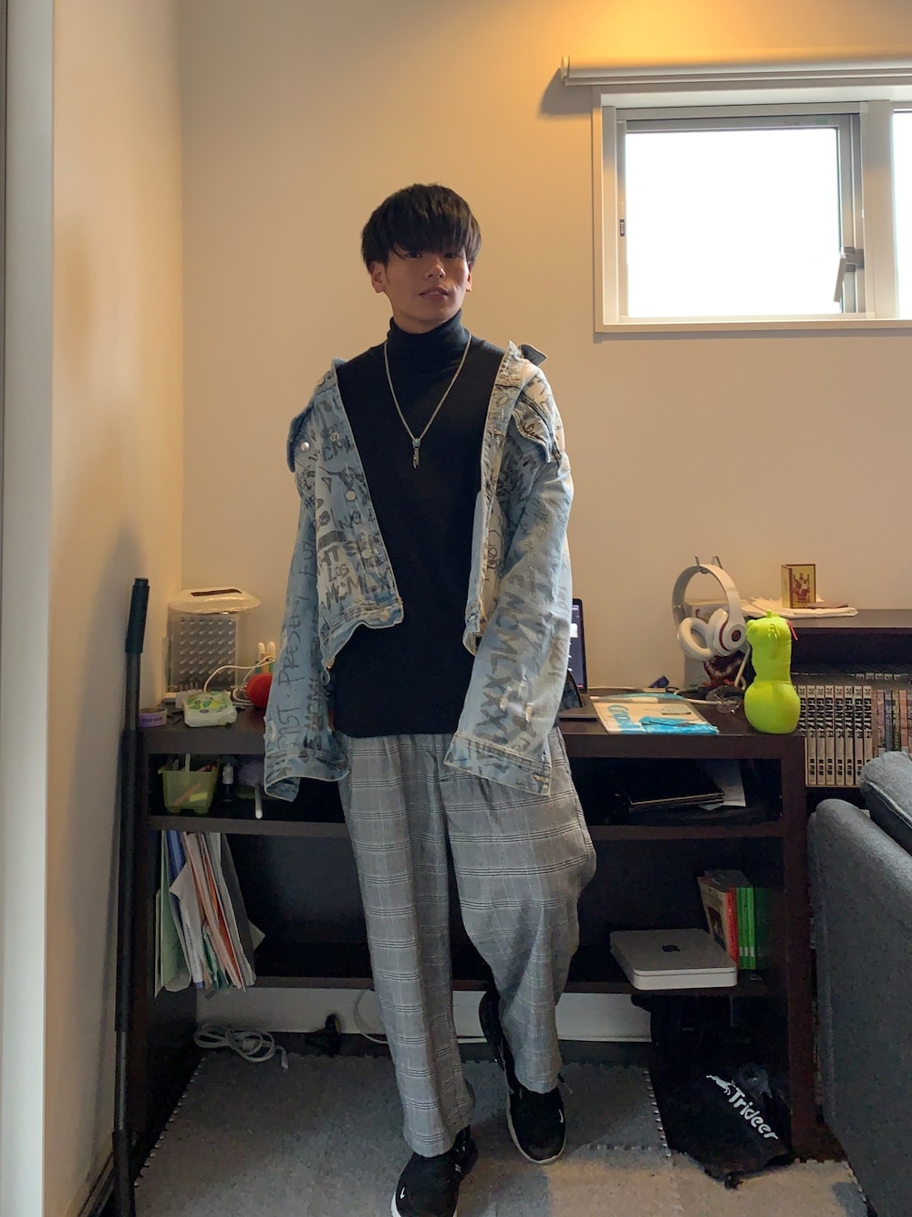 「おしゃれさんと繋がりたい、オトナカジュアル、春コーデ、大学生、デニムジャケット、タートルネック、チェックパンツ、RAGEBLUE、guess、NIKE」｜「WESTSEAの【WEB限定】カシミヤタッチ タートルネックニットセーター（ニット/セーター、ブラック系）」を使った、そーさん（メンズ・170cm）の春コーディネートの1枚目の写真