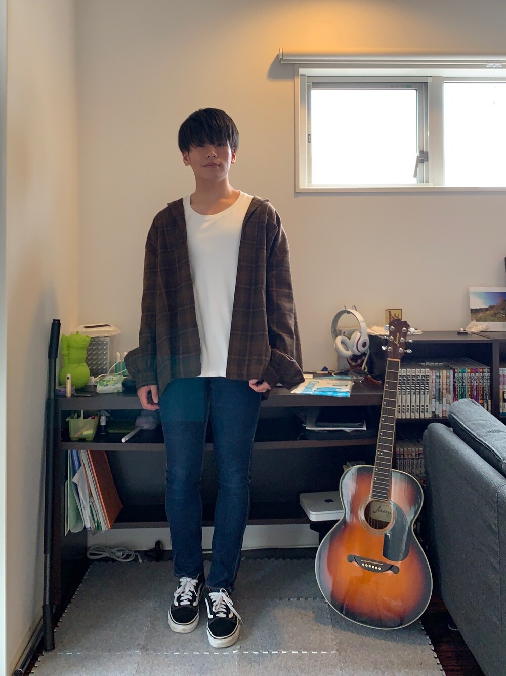 「おしゃれさんと繋がりたい、春コーデ、大学生、カジュアル、ビッグシルエット、adrer、VANS、チェックシャツ、デニム、スニーカー」｜「ADRERのADRERドルマンスリーブオープンカラーシャツ（シャツ/ブラウス、ブラウン系）」を使った、そーさん（メンズ・170cm）の春コーディネートの1枚目の写真