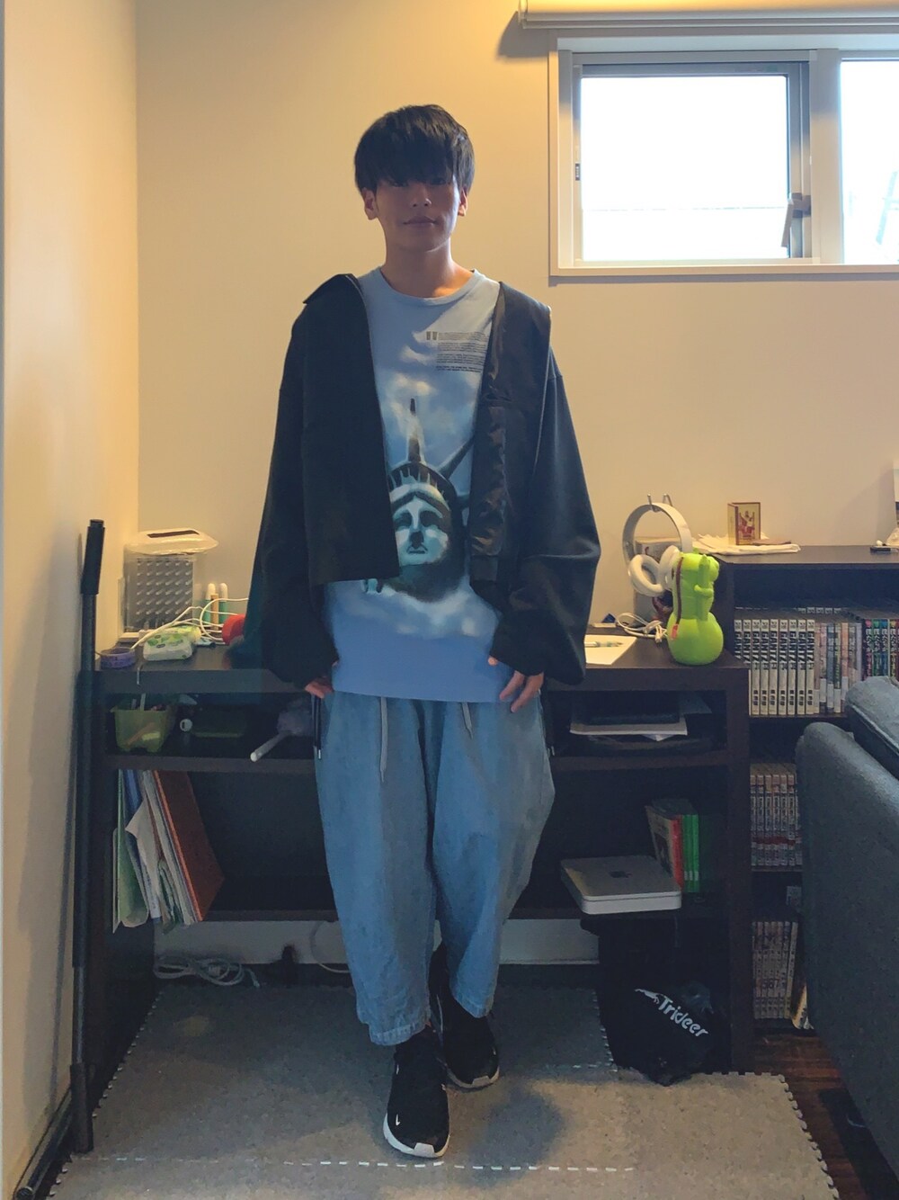 「おしゃれさんと繋がりたい、ストリート、春コーデ、大学生、ワントーンコーデ、オーバーサイズ、off white、act'm、RAGEBLUE、NIKE」｜「act'mのact'm 袖ボリューム ビッグシルエット TR CPOワイドショートブルゾン-2020 act'm SPRING NEW ITEM-（ブルゾン、ブラック系）」を使った、そーさん（メンズ・170cm）の春コーディネートの1枚目の写真