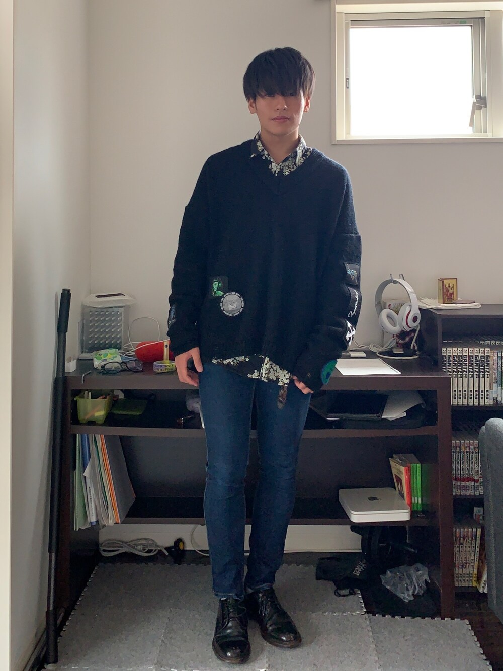 「おしゃれさんと繋がりたい、ビッグシルエット、春コーデ、大学生、カジュアル、Vネックニット、柄シャツ、off white、H&M、regal」｜「H&Mのアイテム（シャツ/ブラウス、ブラック系）」を使った、そーさん（メンズ・170cm）の春コーディネートの1枚目の写真