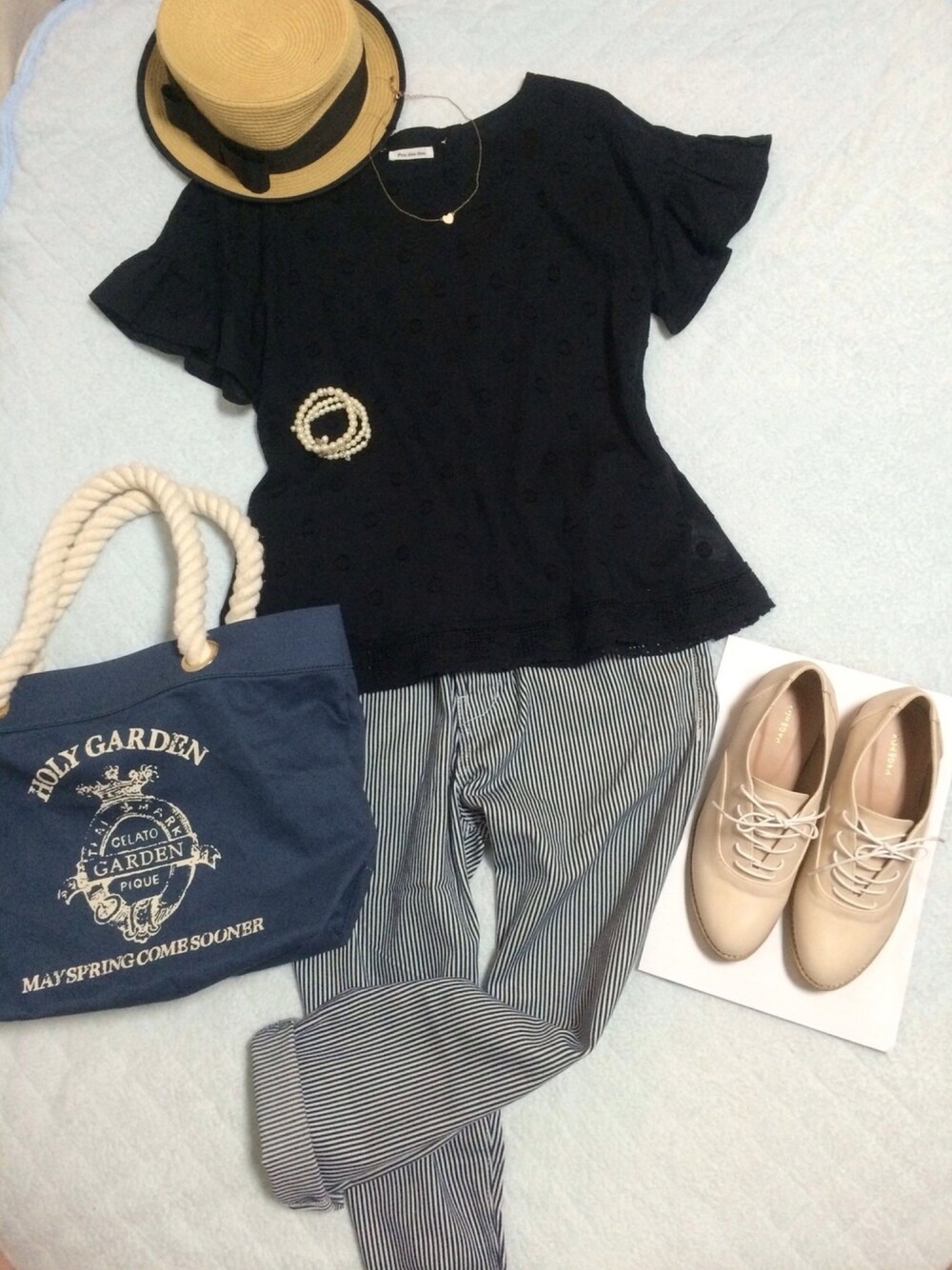 ブラック系のシャツ/ブラウス、ホワイト系のその他シューズを着用したレディースの春コーディネートの1枚目の写真