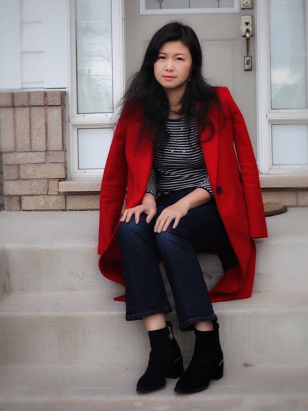 「stripe、spring、ZARA、BANANA REPUBLIC、suede、Block Heels、red」｜「The Wishboneのアイテム（ブーティ、ブラック系）」を使った、Ruru Tianさん（レディース・165cm）の冬コーディネートの1枚目の写真