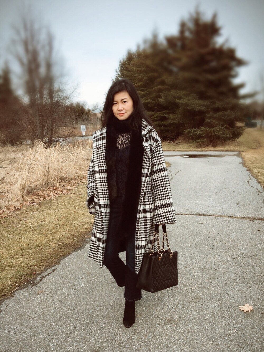 「winterchic、check、flared pants、ZARA、suede、mixandmatch、faux fur」｜「Banana Republicのアイテム（マフラー、ブルー系）」を使った、Ruru Tianさん（レディース・165cm）の冬コーディネートの1枚目の写真