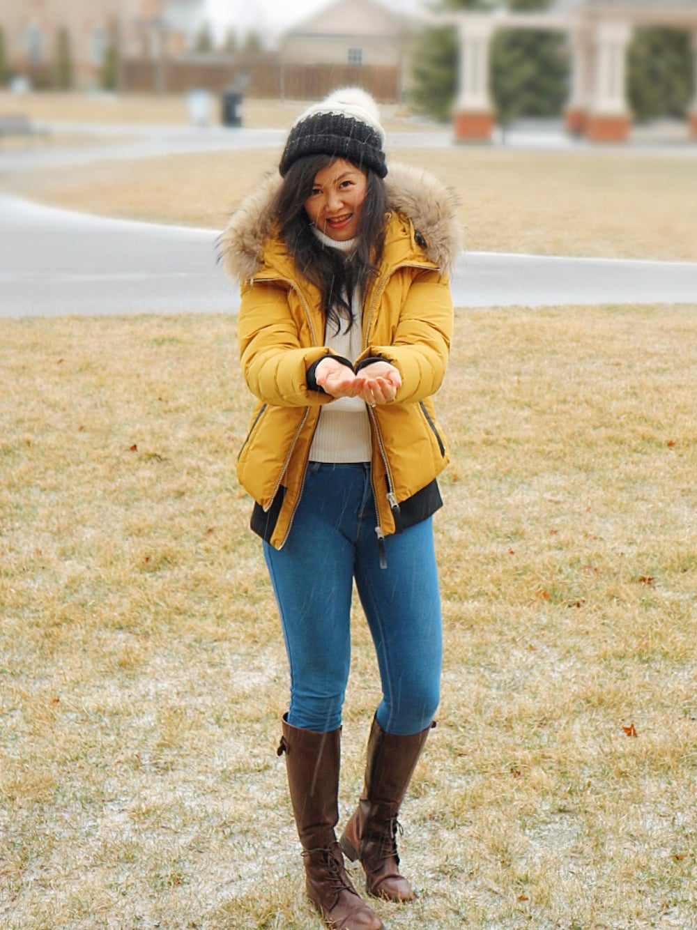 「weekend style、yellow、mackage、military boots、chic」｜「Mackageのアイテム（ダウンジャケット/コート、イエロー系）」を使った、Ruru Tianさん（レディース・165cm）の春コーディネートの1枚目の写真