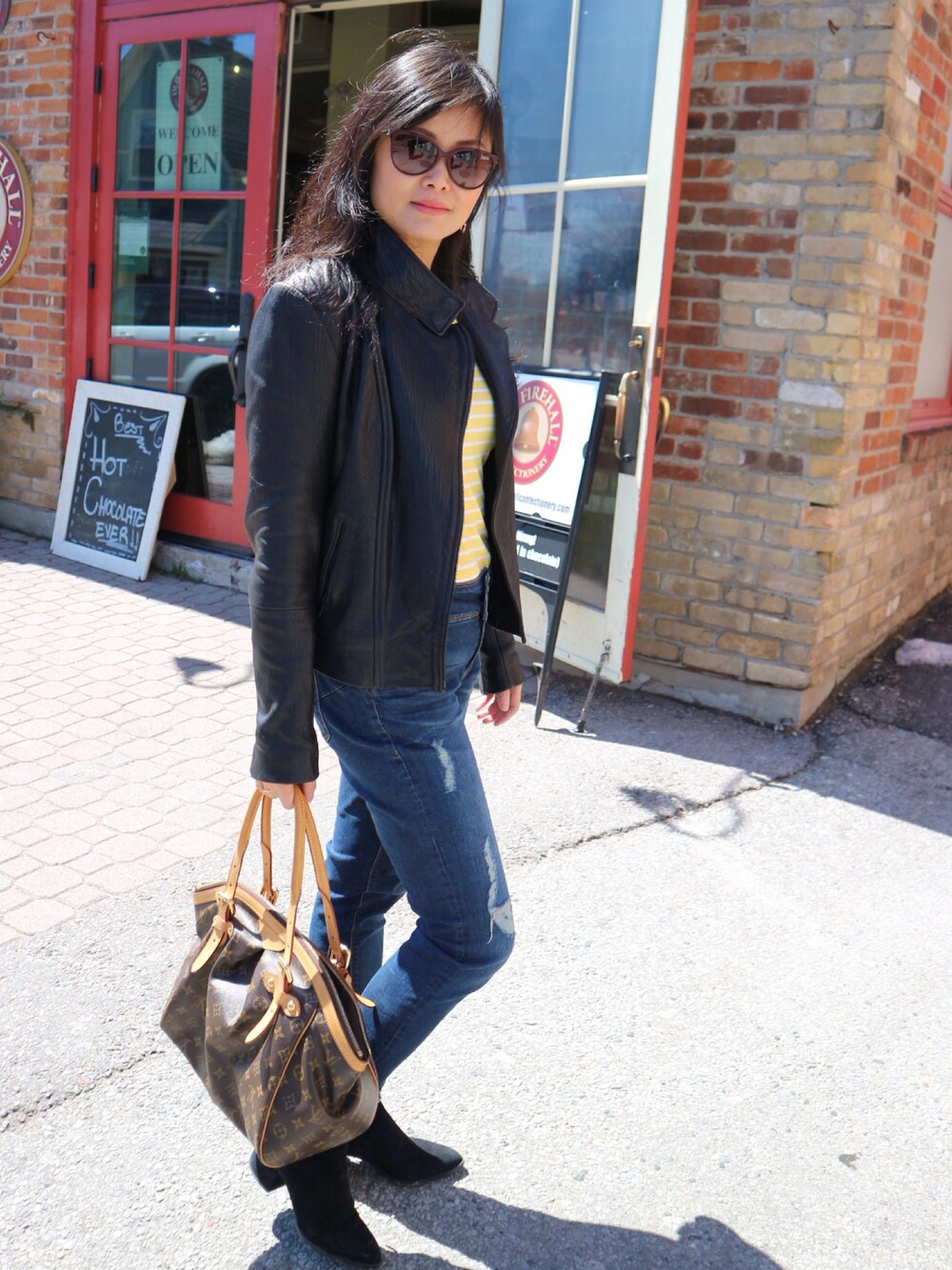 「leather jacket、distressed jeans、LouisVuitton」｜「LOUIS VUITTONのアイテム（トートバッグ、その他）」を使った、Ruru Tianさん（レディース・165cm）の春コーディネートの1枚目の写真