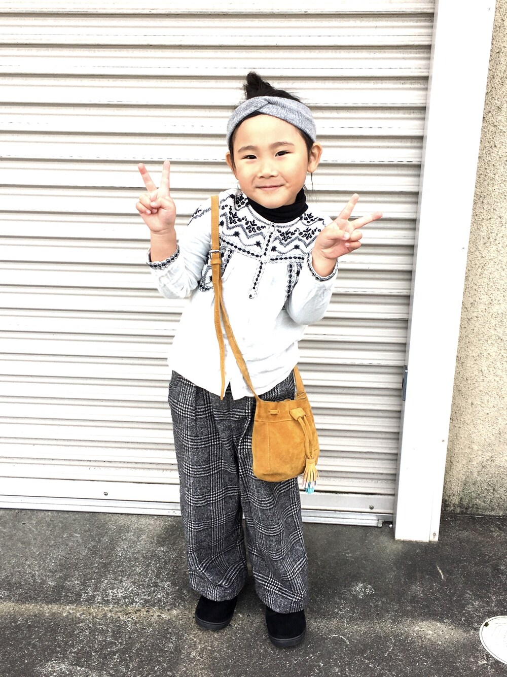 「ZARAのアイテム（トップス、ホワイト系）」を使った、fumikaさん（キッズ・120cm）の冬コーディネートの1枚目の写真