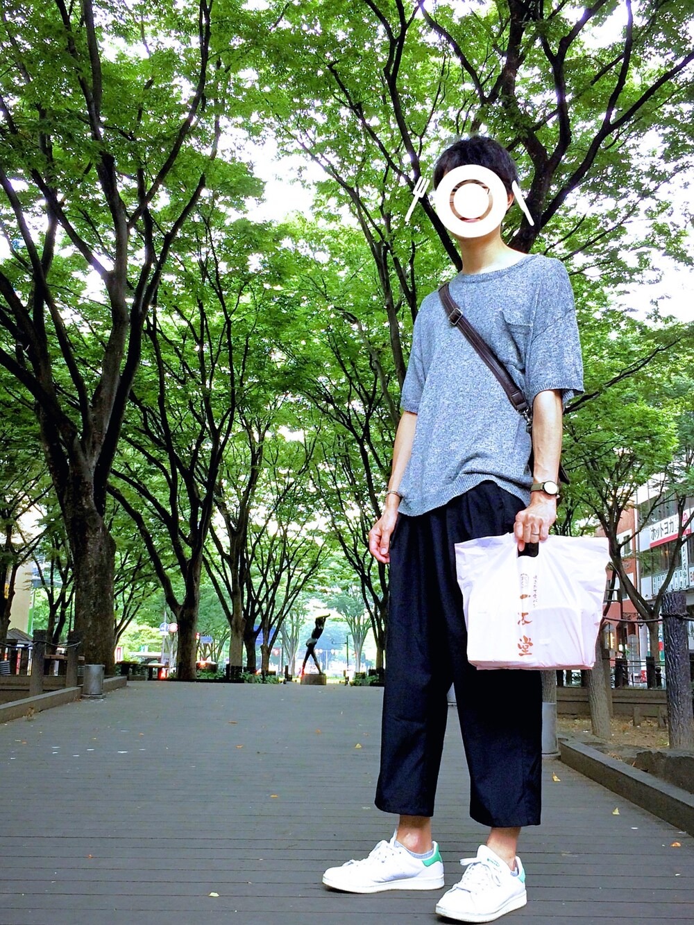 「サマーニット」｜「STUDIOUSのアイテム（ニット/セーター、グレー系）」を使った、ヨンスさん（メンズ・182cm）の夏コーディネートの1枚目の写真