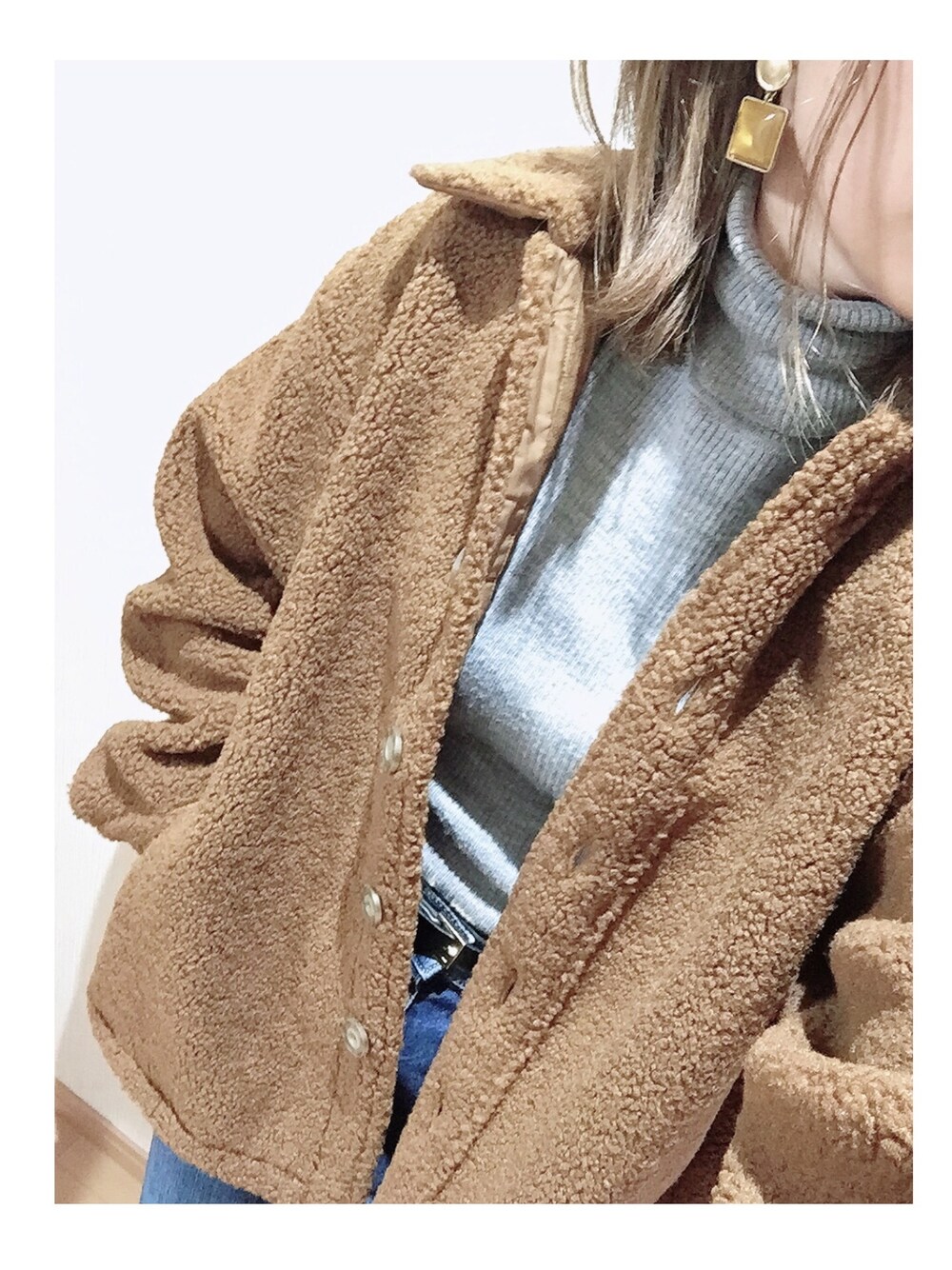 ブラウン系のその他アウター、グレー系のニット/セーターを着用したレディースの冬コーディネートの1枚目の写真