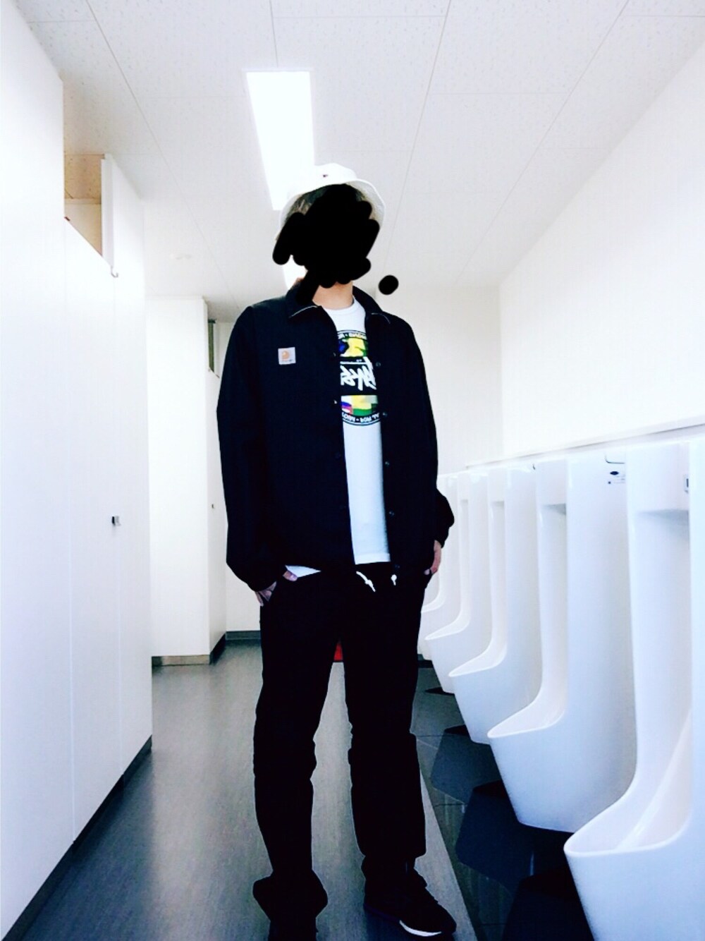 「ストリート、外に出ると暑めコーデ😂」｜「STUSSYのアイテム（Tシャツ/カットソー、ホワイト系）」を使った、H🅰rUさん（メンズ・180cm）の春コーディネートの1枚目の写真