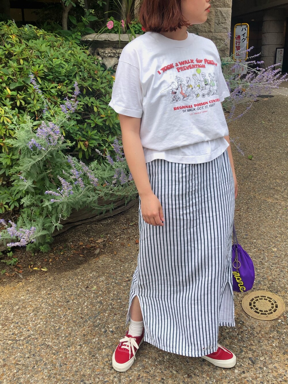 「ootd、シンプル、ラクチンコーデ、ロングワンピース、Tシャツ、ロングスカート、マキシスカート、ストライプ、VANS、MARC BY MARC JACOBS」｜「VANSのアイテム（スニーカー、レッド系）」を使った、エリナさん（レディース・163cm）の夏コーディネートの1枚目の写真