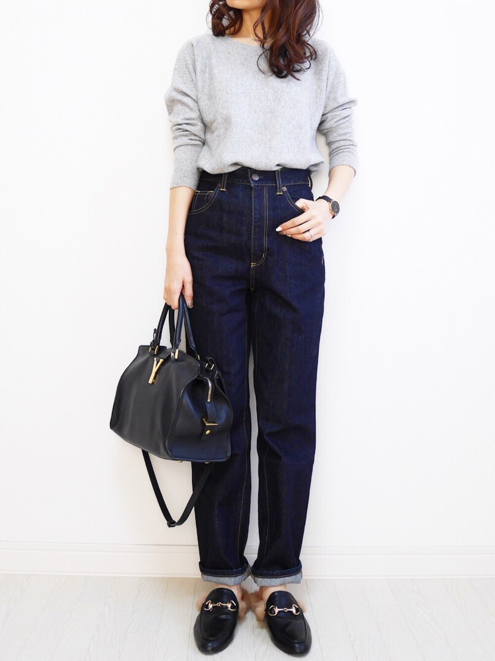 ブルー系のデニムパンツ、グレー系のニット/セーターを着用したレディースの冬コーディネートの1枚目の写真