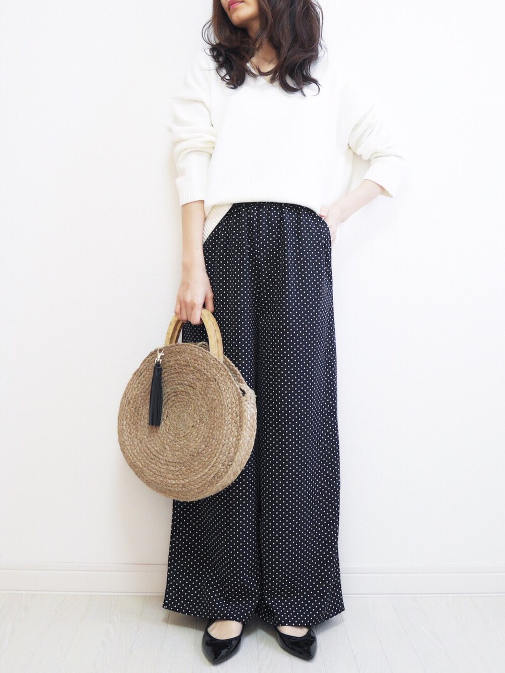 「ドットパンツ、ローリーズファーム(LOWRYS FARM)」｜「LOWRYS FARMのバルキーＶネックプルオーバー　780697 （ニット/セーター、ホワイト系）」を使った、tomomiyu0920さん（レディース・157cm）の春コーディネートの1枚目の写真