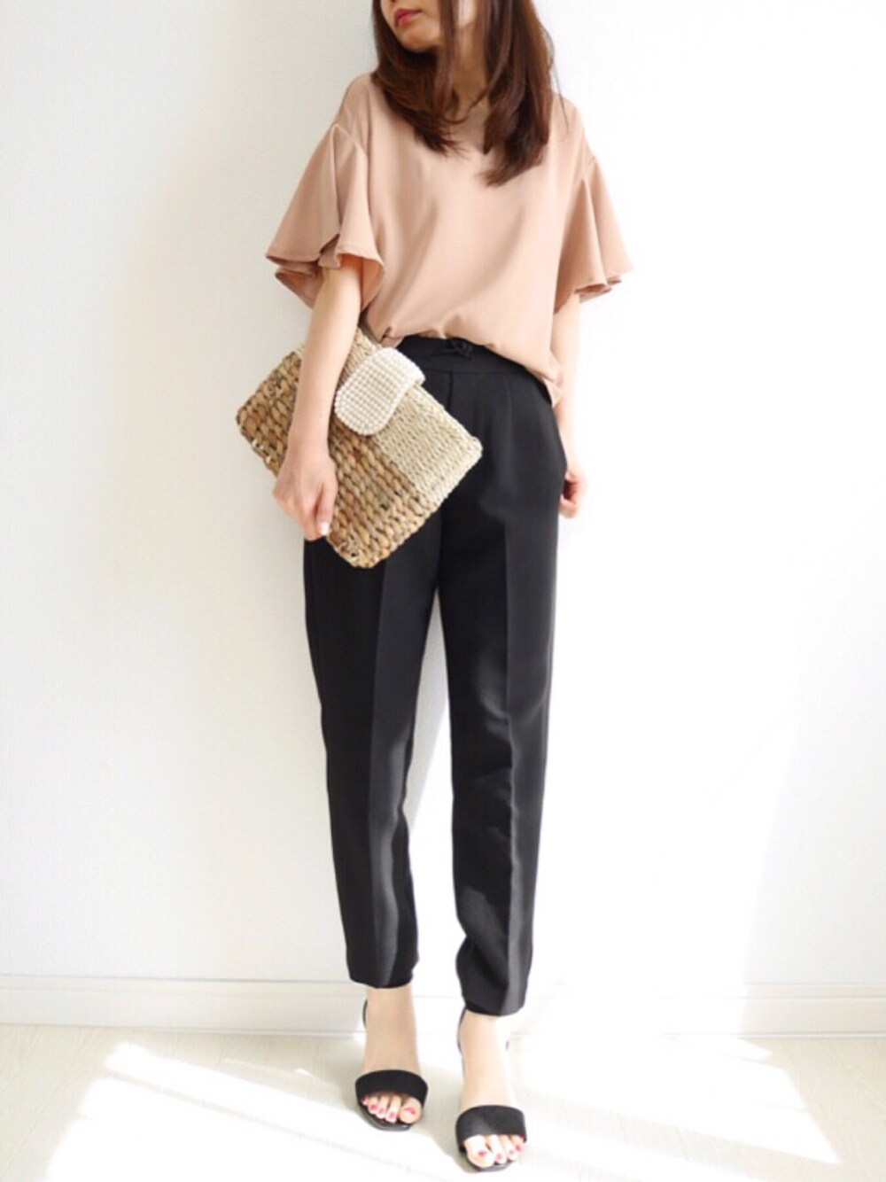 ピンク系のシャツ/ブラウス、ブラック系のその他パンツ、ブラック系のサンダルを着用したレディースの春コーディネートの1枚目の写真