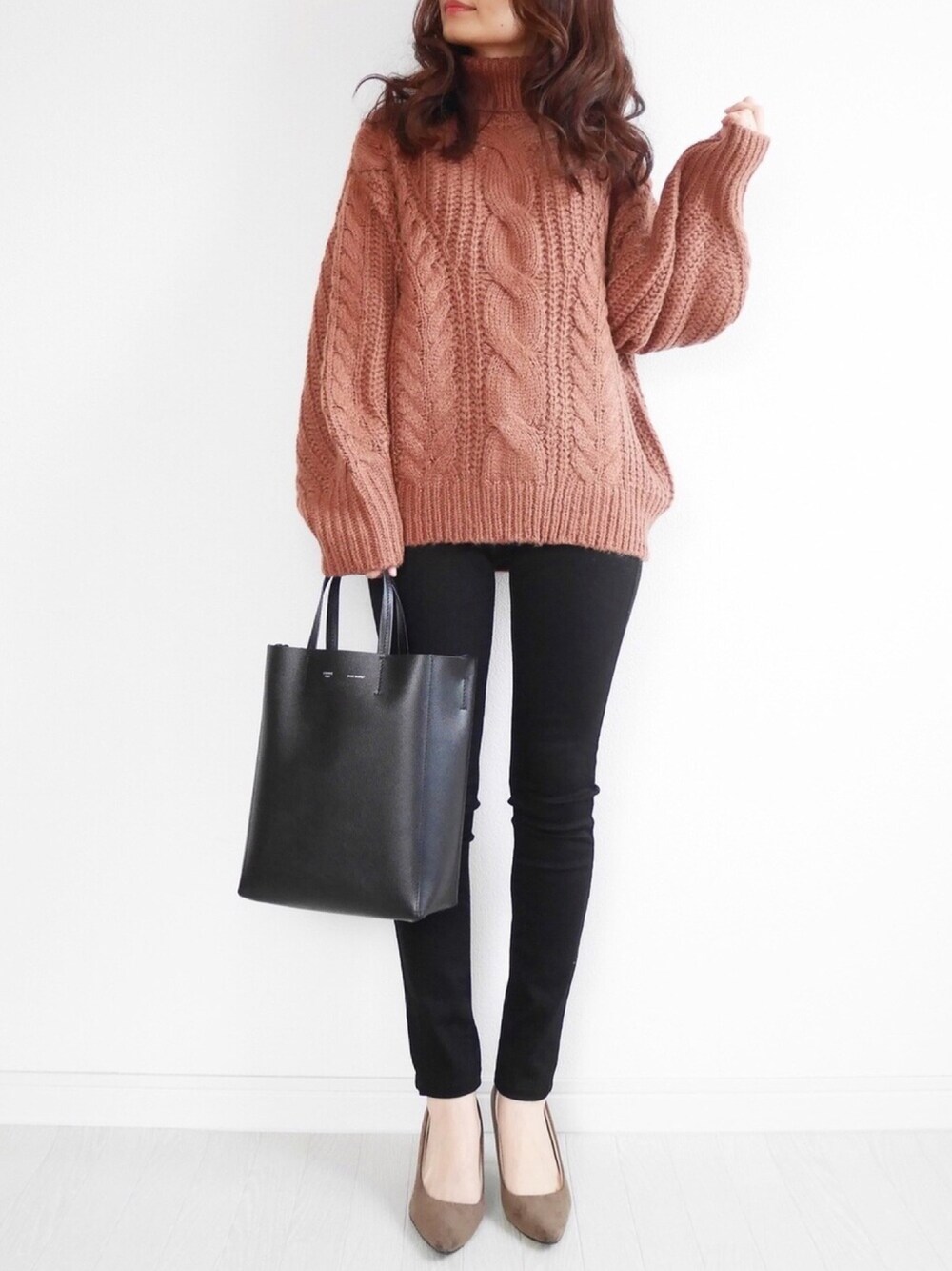 「オトナカジュアル、UNIQLO、ブラウン、ゆるニット、ケーブルニット、オーバーサイズ、シンプル、シンプルコーデ、シンプルおしゃれが好き」｜「titivateのｹｰﾌﾞﾙ編みﾀｰﾄﾙﾆｯﾄ（ニット/セーター、ブラウン系）」を使った、tomomiyu0920さん（レディース・157cm）の秋コーディネートの1枚目の写真