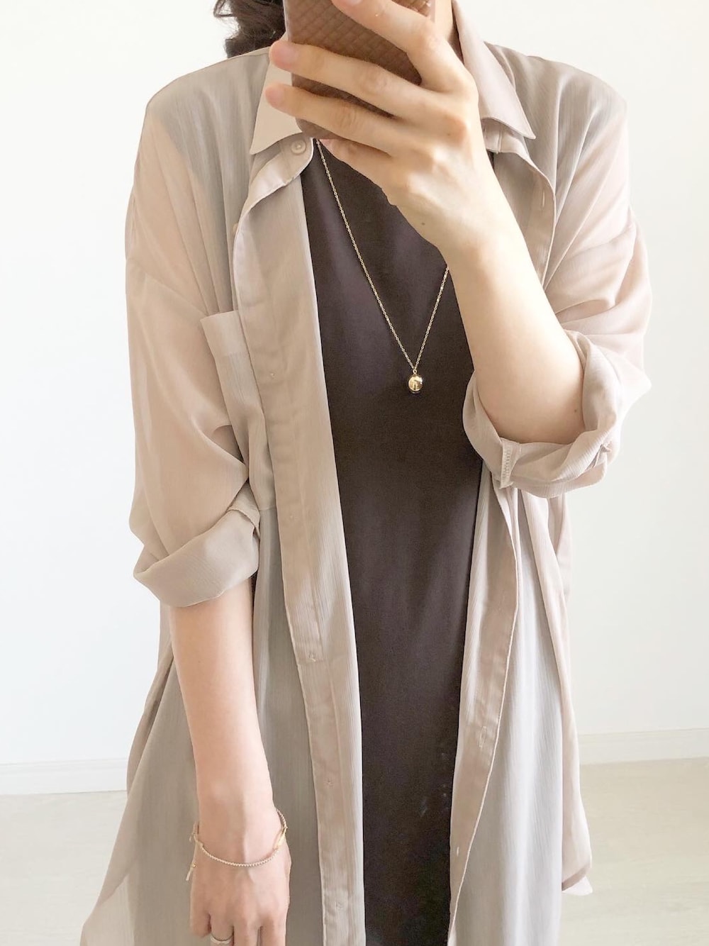 「GU、GUコーデ、シアーロングシャツ、Iラインワンピース」｜「GUのアイテム（ワンピース、ブラウン系）」を使った、tomomiyu0920さん（レディース・157cm）の春コーディネートの1枚目の写真