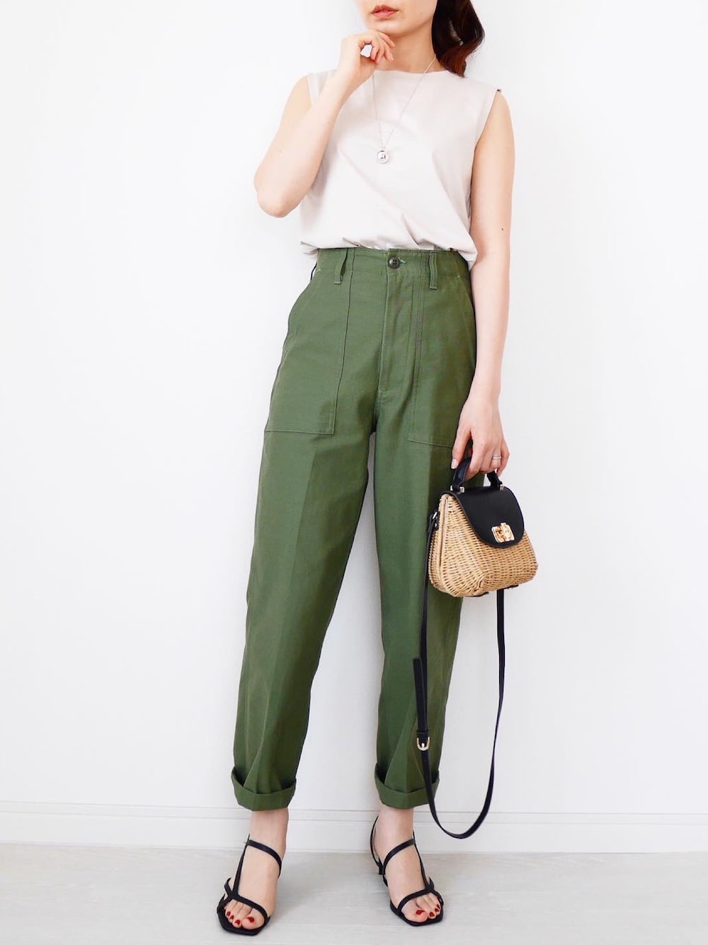 「シンプルコーデ、パンツスタイル、オトナ女子、カジュアルコーデ、ootd、かごバッグ」｜「UNIQLOのアイテム（Tシャツ/カットソー、ベージュ系）」を使った、tomomiyu0920さん（レディース・157cm）の夏コーディネートの1枚目の写真