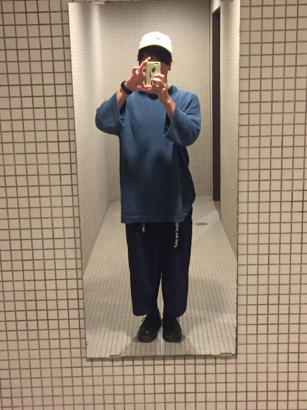 ホワイト系のTシャツ/カットソー、ブルー系のニット/セーター、ブルー系のその他パンツを着用したメンズの春コーディネートの1枚目の写真