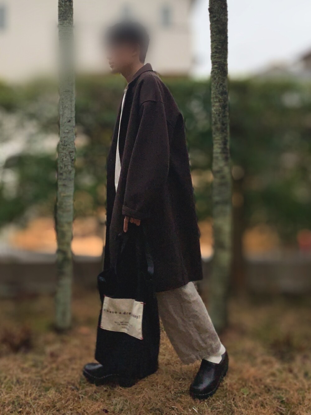 「カジュアルコーデ、大学生、冬コーデ、ワイドパンツ、シンプル、ブラウンコーデ、シンプルコーデ、タックイン、ビッグシルエット、暖冬」｜「BEAMSのアイテム（チェスターコート、ブラウン系）」を使った、あまるさん（メンズ・173cm）の冬コーディネートの1枚目の写真
