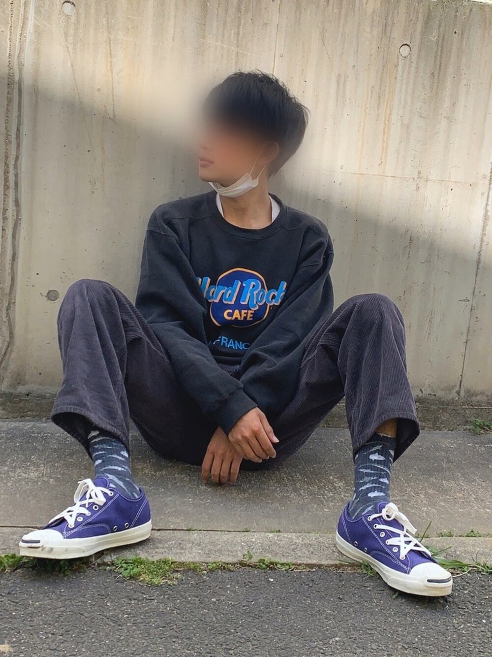 「シンプル、はるコーデ、ゆるコーデ、黒、ビッグシルエット、おしゃれさんと繋がりたい、スニーカーコーデ」｜「Hard Rock Cafeのアイテム（スウェット、ブラック系）」を使った、あまるさん（メンズ・173cm）の春コーディネートの1枚目の写真