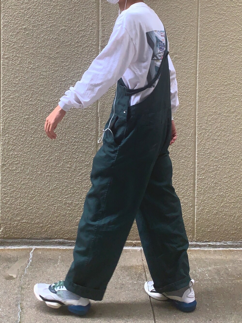 「オーバーサイズ、スニーカーコーデ、ビックシルエット、オーバーオール、古着、古着好きな人と繋がりたい」｜「ciatreのアイテム（Tシャツ/カットソー、ホワイト系）」を使った、あまるさん（メンズ・173cm）の夏コーディネートの1枚目の写真
