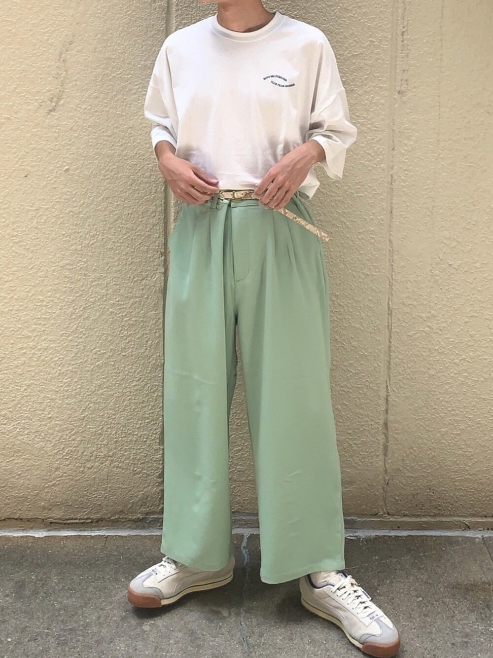 「夏コーデ、休日スタイル、Tシャツ、カジュアル、おしゃれさんと繋がりたい、プチプラ、ホワイトコーデ、シンプルコーデ、タックイン、タックインコーデ」｜「Adoon plainの【kutir black】アソートロゴビックＴシャツ（Tシャツ/カットソー、ホワイト系）」を使った、あまるさん（メンズ・173cm）の夏コーディネートの1枚目の写真
