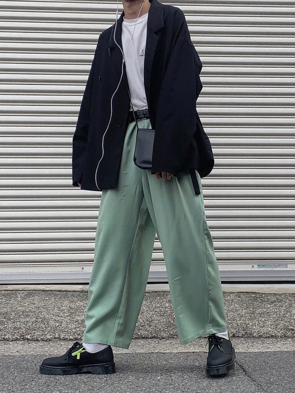 「おしゃれさんと繋がりたい、カジュアル、秋のコーデ、ゆるコーデ、シンプル、キレイめ、今日のコーデ、冬コーデ、ブラック、ootd」｜「kutirのアイテム（スラックス、グリーン系）」を使った、あまるさん（メンズ・173cm）の秋コーディネートの1枚目の写真