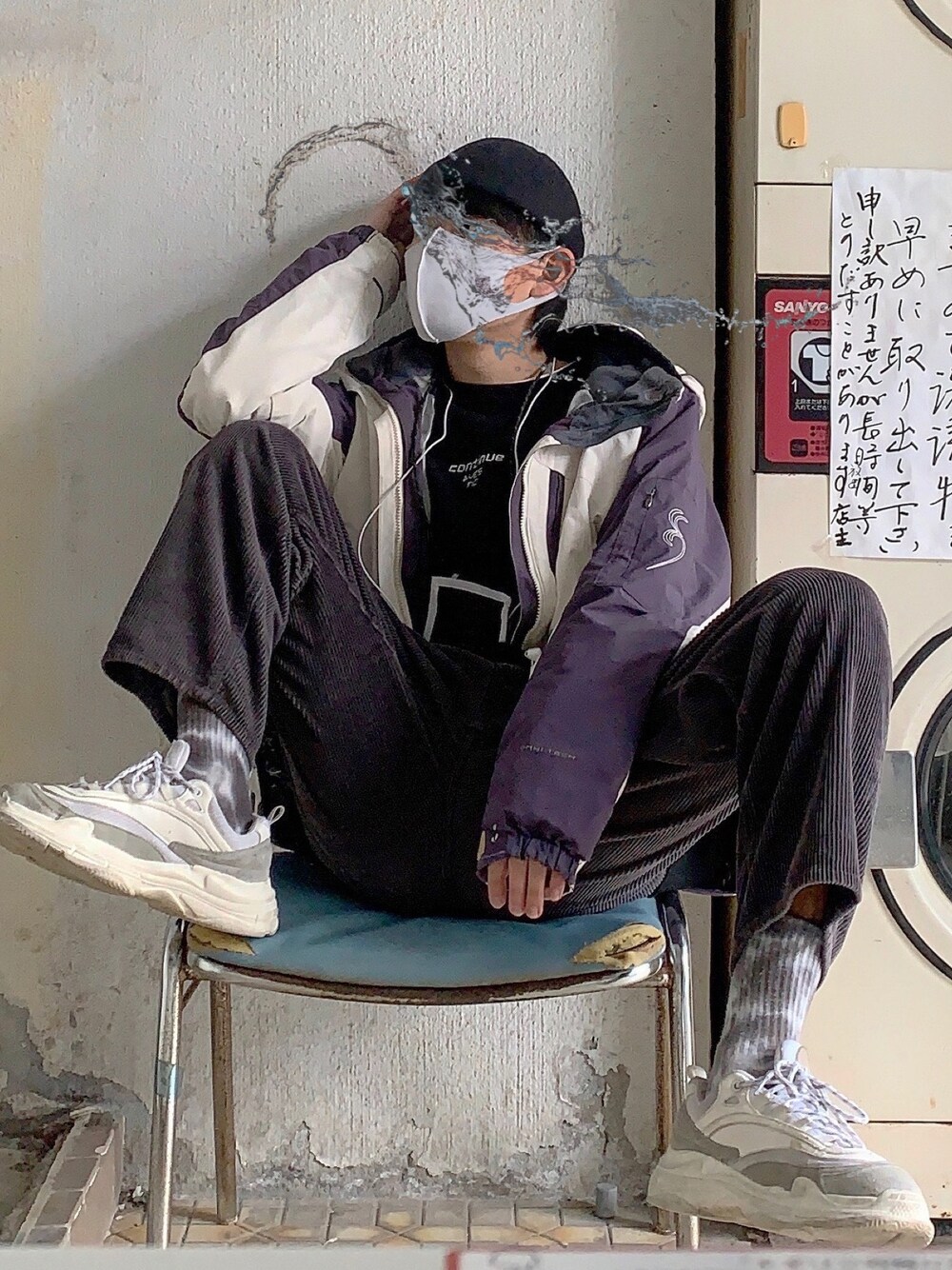 「私の推しブランド、オーバーサイズ、冬コーデ、お洒落さんとつながりたい、スニーカーコーデ、ストリート、休日コーデ、マウンテンパーカー、ダッドスニーカー、古着」｜「kutirの裏起毛ゲームプリントスウェット（スウェット、ブラック系）」を使った、あまるさん（メンズ・173cm）の冬コーディネートの1枚目の写真