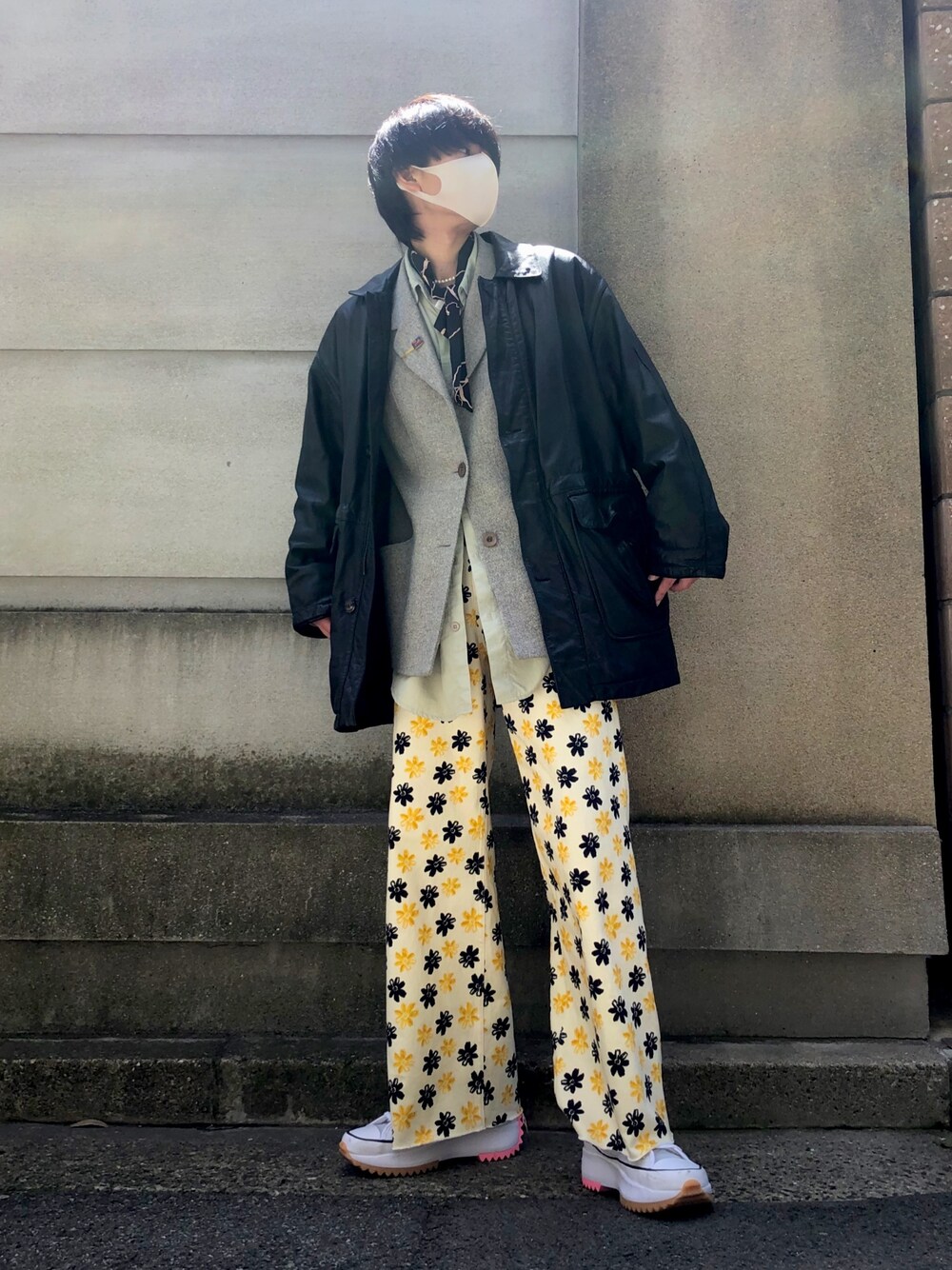 「休日スタイル、カジュアルコーデ、オトナカジュアル、スニーカー、古着、花柄、ootd、ストリートMIX、春夏コーデ、ビタミンカラー」｜「ZARAのアイテム（パンツ、イエロー系）」を使った、あまるさん（メンズ・173cm）の春コーディネートの1枚目の写真