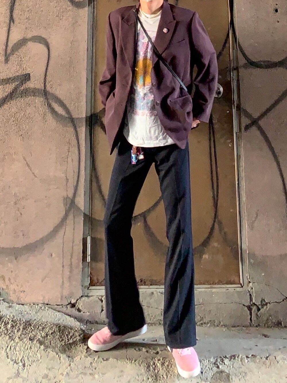 「春夏コーデ、今日のコーデ、大人コーデ、スニーカーコーデ、白Tシャツ、古着MIX、ootd、ロゴT、ストリート」｜「NIKEのアイテム（スニーカー、ピンク系）」を使った、あまるさん（メンズ・173cm）の春コーディネートの1枚目の写真