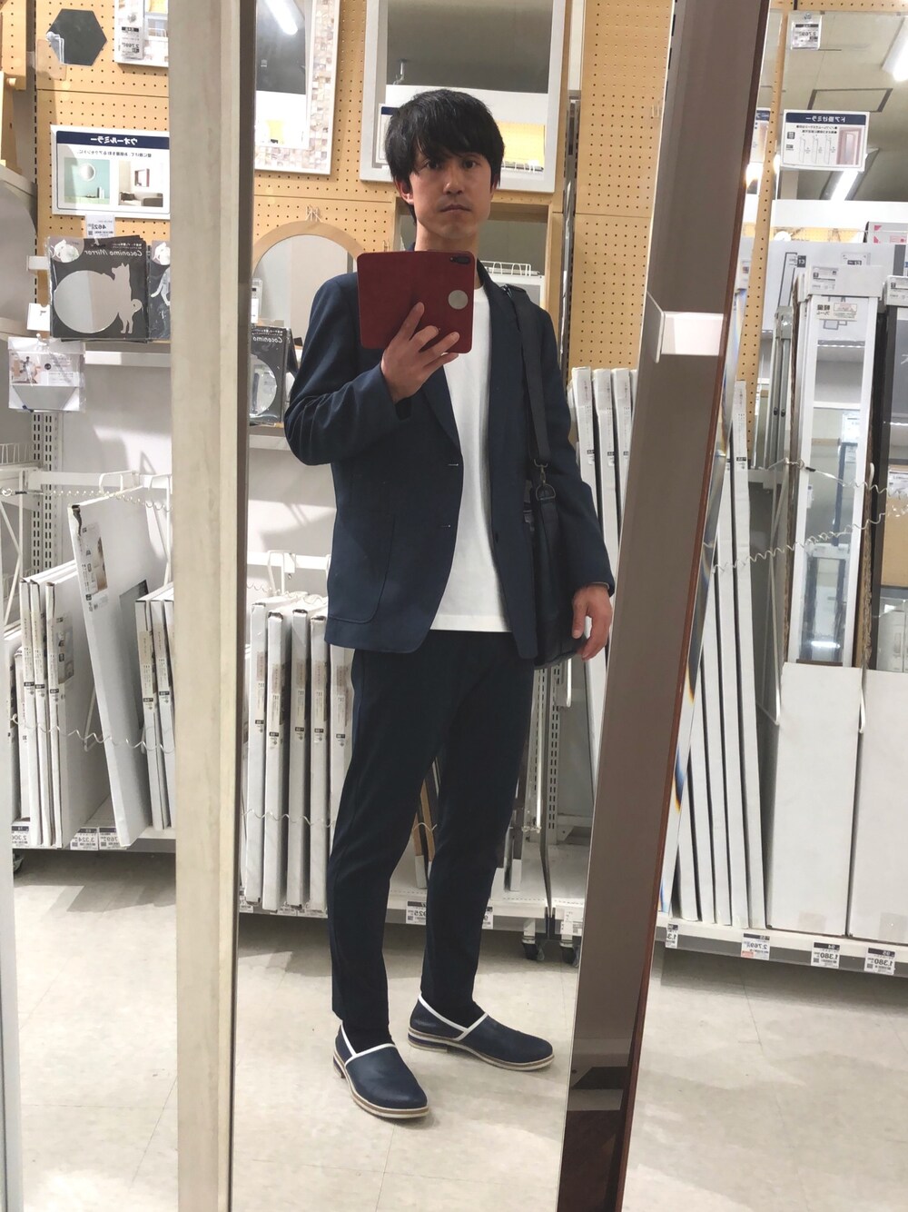 ブルー系のテーラードジャケット、ホワイト系のTシャツ/カットソー、ブルー系のその他パンツを着用したメンズの春コーディネートの1枚目の写真