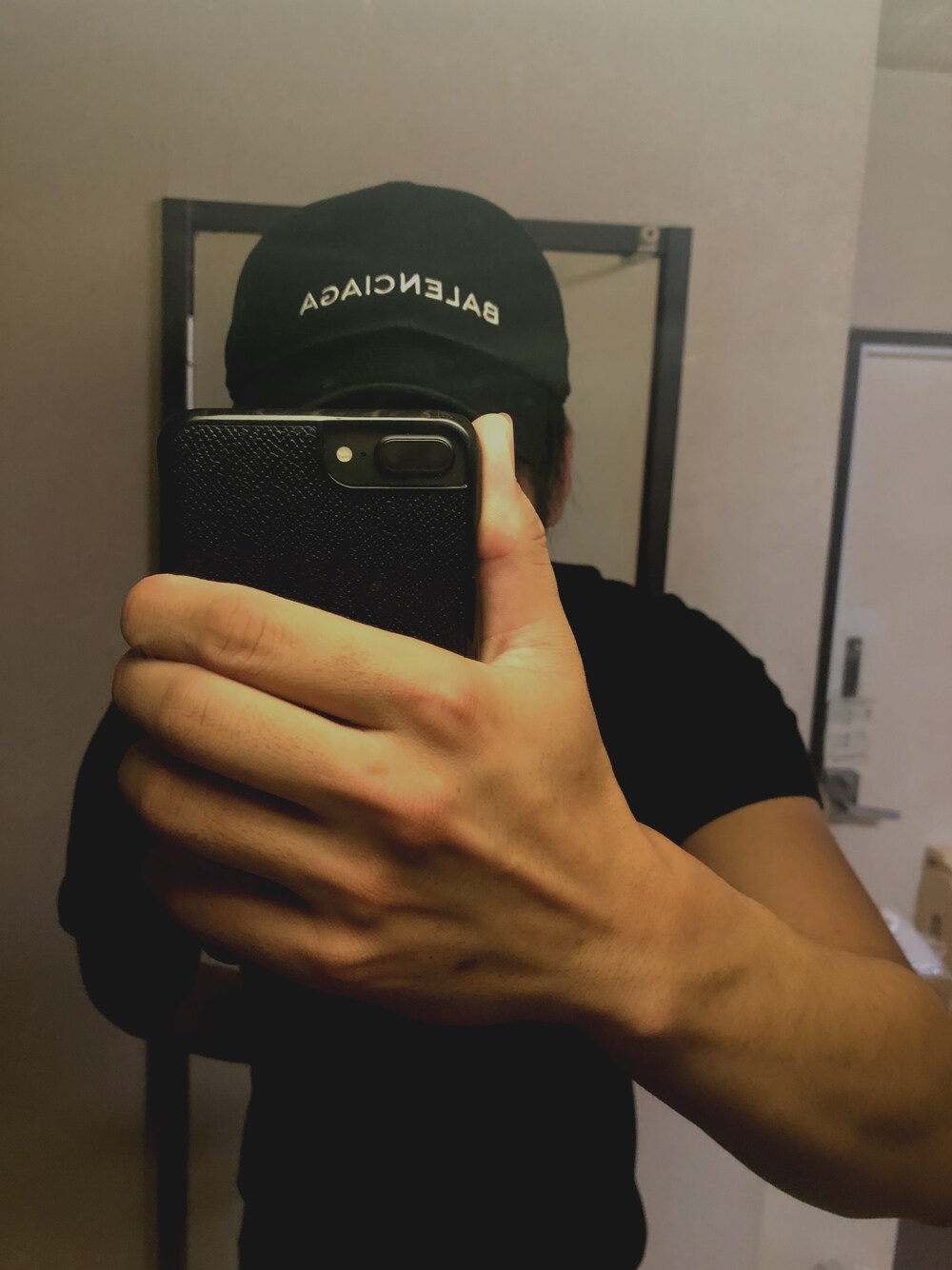 「BALENCIAGAのアイテム（キャップ、ブラック系）」を使った、れおさん（メンズ・184cm）の夏コーディネートの1枚目の写真